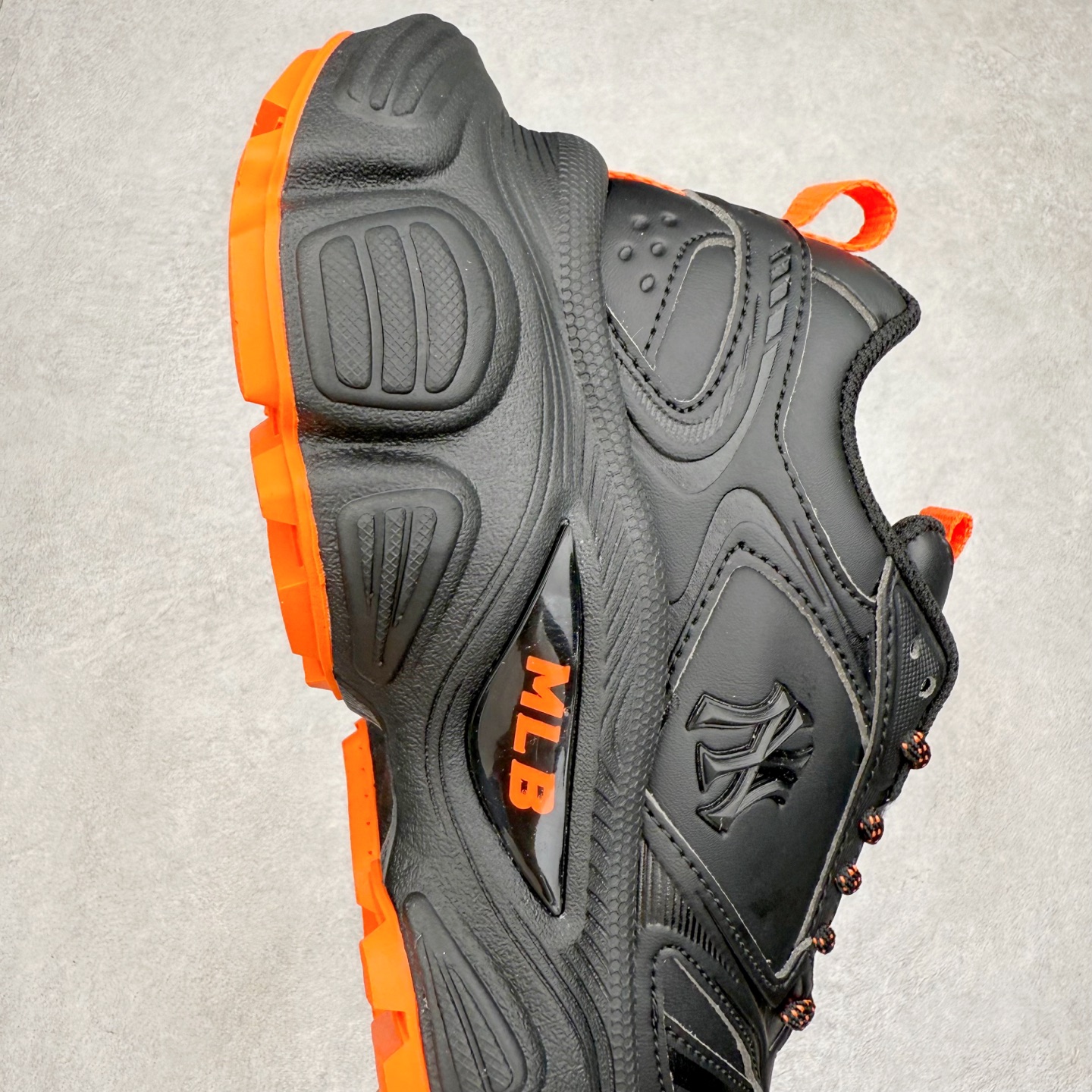 图片[6]-MLB New York Yankees Curve Runner 舒适百搭流浪鞋防滑耐磨低帮跑步鞋 Korea韩国联名NY美国榄球纽约洋基队限定 目前可过轻松秒过各类鉴定 能操作的私聊 韩国代购专供 左脚内置NFC感应 区别市面贴纸假芯片 MLB专用菱形双针中底布 重点细节中底布带注胶孔 原厂NFC感应吊牌 支持鉴定 一个两位数 原盒原标 全套原楦原纸板原厂数据开发 中韩文保养标贴 绿色防霉片 平台代购专供 独家一比一RB+MD组合大底 高频后跟小人Logo精准对位立体饱满 正确网布加超迁鞋面 转印中底走线紧密 转印Logo工艺表层防刮不掉色 尺码：35 36 36.5 37.5 38 38.5 39 40 40.5 41 42 42.5 43 44 44.5 45-选品中心