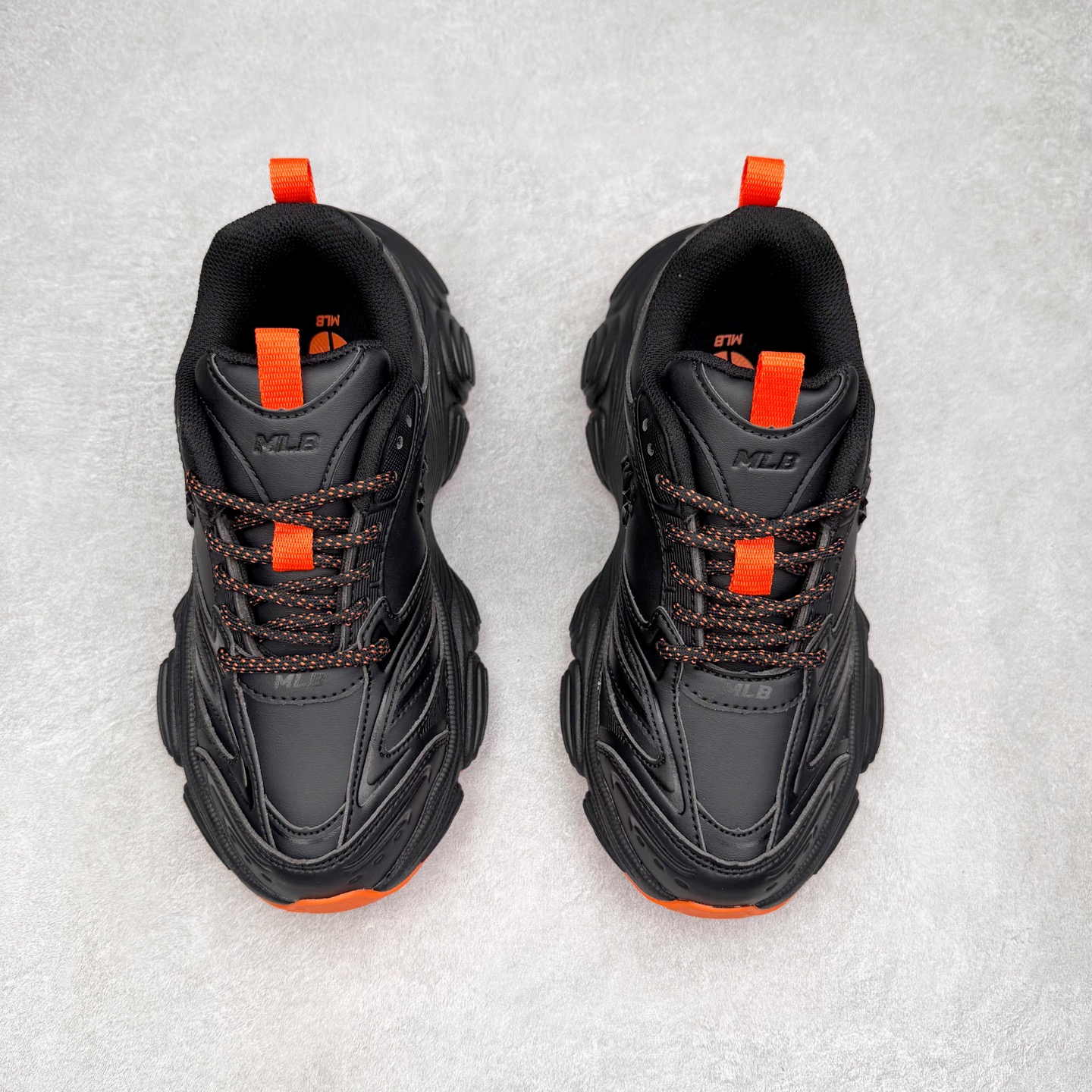 图片[2]-MLB New York Yankees Curve Runner 舒适百搭流浪鞋防滑耐磨低帮跑步鞋 Korea韩国联名NY美国榄球纽约洋基队限定 目前可过轻松秒过各类鉴定 能操作的私聊 韩国代购专供 左脚内置NFC感应 区别市面贴纸假芯片 MLB专用菱形双针中底布 重点细节中底布带注胶孔 原厂NFC感应吊牌 支持鉴定 一个两位数 原盒原标 全套原楦原纸板原厂数据开发 中韩文保养标贴 绿色防霉片 平台代购专供 独家一比一RB+MD组合大底 高频后跟小人Logo精准对位立体饱满 正确网布加超迁鞋面 转印中底走线紧密 转印Logo工艺表层防刮不掉色 尺码：35 36 36.5 37.5 38 38.5 39 40 40.5 41 42 42.5 43 44 44.5 45-选品中心