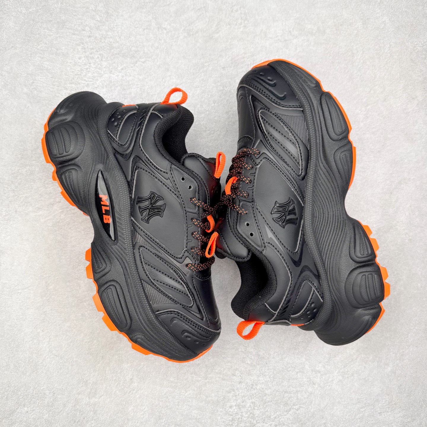 图片[3]-MLB New York Yankees Curve Runner 舒适百搭流浪鞋防滑耐磨低帮跑步鞋 Korea韩国联名NY美国榄球纽约洋基队限定 目前可过轻松秒过各类鉴定 能操作的私聊 韩国代购专供 左脚内置NFC感应 区别市面贴纸假芯片 MLB专用菱形双针中底布 重点细节中底布带注胶孔 原厂NFC感应吊牌 支持鉴定 一个两位数 原盒原标 全套原楦原纸板原厂数据开发 中韩文保养标贴 绿色防霉片 平台代购专供 独家一比一RB+MD组合大底 高频后跟小人Logo精准对位立体饱满 正确网布加超迁鞋面 转印中底走线紧密 转印Logo工艺表层防刮不掉色 尺码：35 36 36.5 37.5 38 38.5 39 40 40.5 41 42 42.5 43 44 44.5 45-选品中心