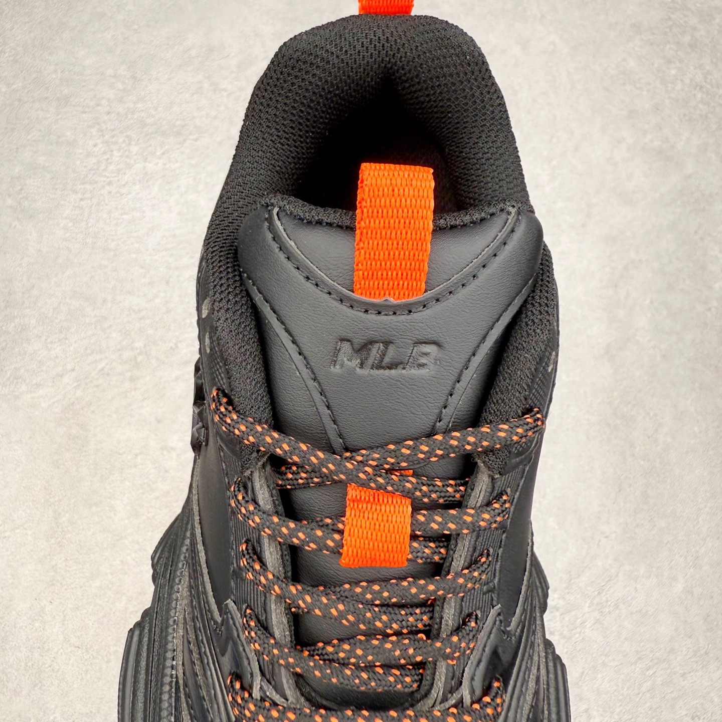 图片[5]-MLB New York Yankees Curve Runner 舒适百搭流浪鞋防滑耐磨低帮跑步鞋 Korea韩国联名NY美国榄球纽约洋基队限定 目前可过轻松秒过各类鉴定 能操作的私聊 韩国代购专供 左脚内置NFC感应 区别市面贴纸假芯片 MLB专用菱形双针中底布 重点细节中底布带注胶孔 原厂NFC感应吊牌 支持鉴定 一个两位数 原盒原标 全套原楦原纸板原厂数据开发 中韩文保养标贴 绿色防霉片 平台代购专供 独家一比一RB+MD组合大底 高频后跟小人Logo精准对位立体饱满 正确网布加超迁鞋面 转印中底走线紧密 转印Logo工艺表层防刮不掉色 尺码：35 36 36.5 37.5 38 38.5 39 40 40.5 41 42 42.5 43 44 44.5 45-选品中心