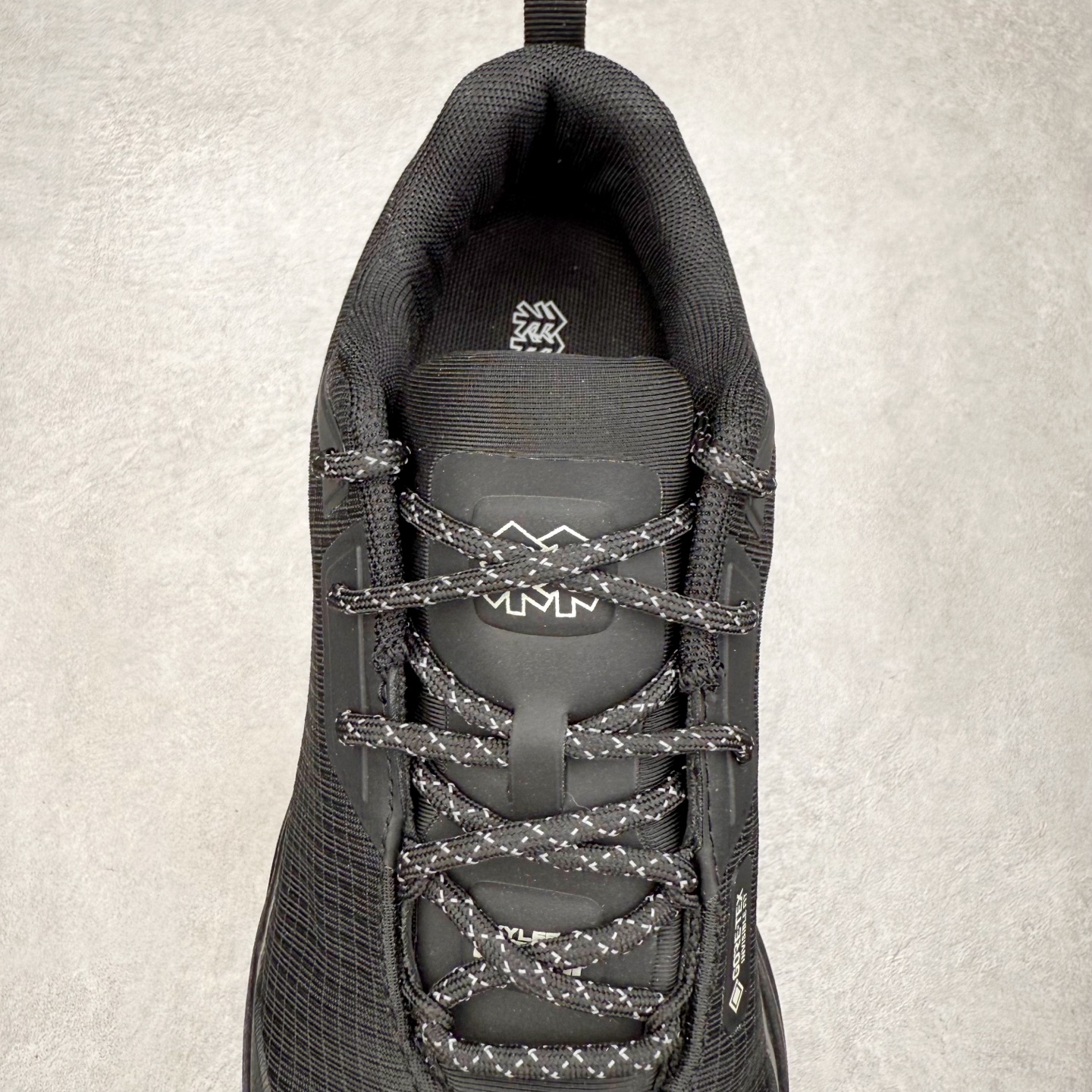 图片[5]-KOLON SPORT Skyler 2 舒适柔软 防水支撑轻便回弹低帮徒步鞋 男女同款 KOLON SPORT 可隆1973年诞生，并首次推出登山装备。自创立起，KOLON SPORT就把绿色定为基本色调，以常青树为品牌标志，坚持以关爱自然为己任，积极探求自然界的舒适，并以此应用于新产品的开发与研究。40多年来，历经不断革新，成就高端专业户外品牌。实拍调校N版已经零色差零失真 百分百还原实物色彩所见即所得 不存在货不对板色差等低级问题 选购参考实物拍摄 不混卖不参货 只用心做好货严格选品 承诺混一赔十 尺码：36 36.5 37.5 38 38.5 39 40 40.5 41 42 42.5 43 44 44.5 45-选品中心