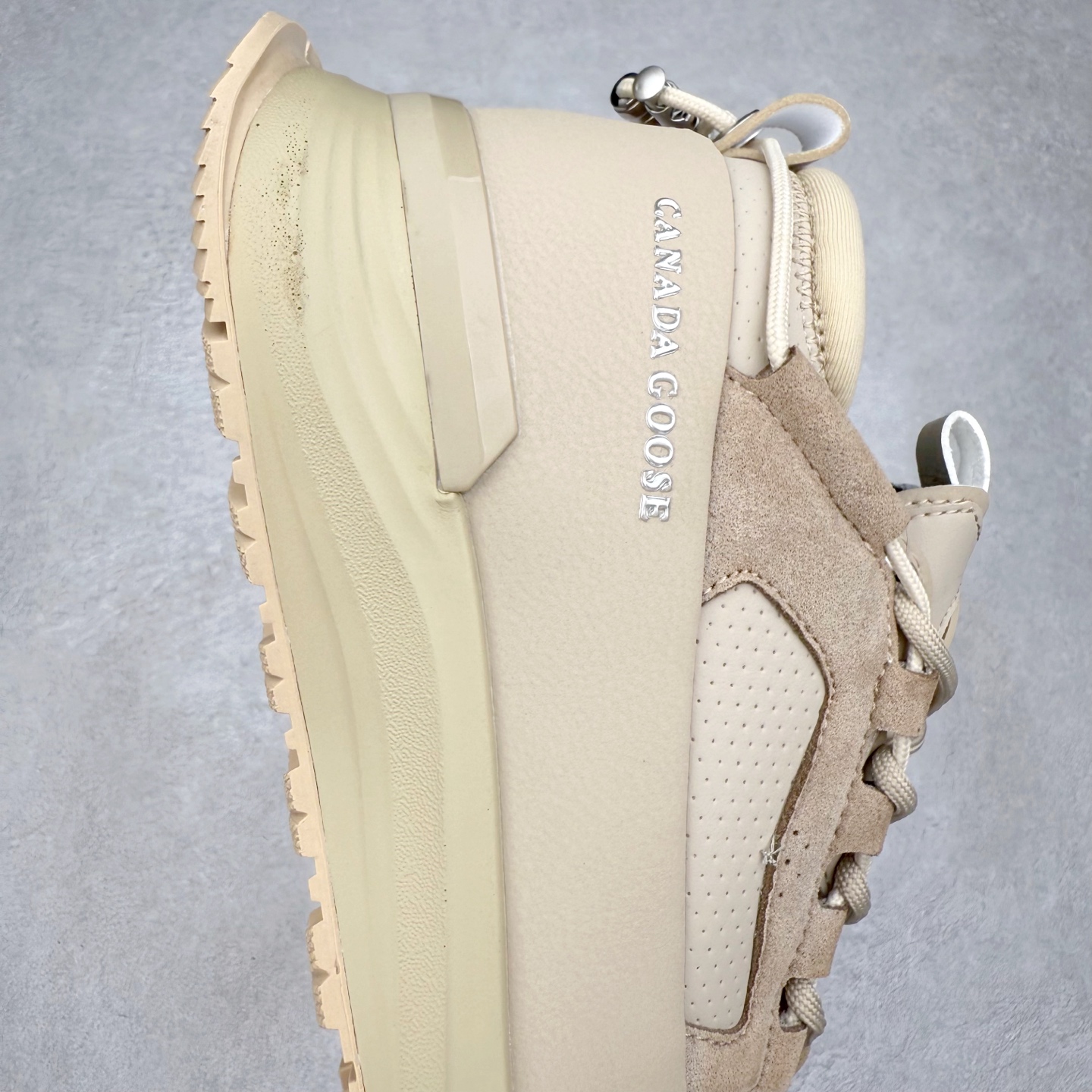 图片[6]-Canada Goose 加拿大鹅 Glacier Trail 圆头系带低帮生活休闲鞋 1957年的多伦多市，一个小仓库里点燃了Canada Goose加拿大鹅的梦想。那是Sam Tick先生创办的地方，如今他的外孙Dani Reiss成为了这个品牌的总裁兼首席执行官。从那一刻起，Canada Goose就注定要成为高端功能性服饰品牌之一。Canada Goose被堪称是“加拿大国宝级羽绒服”，Dani带领团队在加拿大的服装制造业中掀起了一场革命，最早是提供给边境巡逻队和警察等特殊工种的工作服，具备出色的御寒能力，专门开发了一套“TEI”（温度体感指数）系统，用来说明什么场景和温度适合穿哪个系列。每一件产品都经过精准切割和折叠，每一针一线都融合了品牌数十年的经验。坚持本土生产，充满了高品质625/750高蓬松度的鸭绒填充物（以实物为准）。实拍调校N版已经零色差零失真 百分百还原实物色彩所见即所得 不存在货不对板色差等低级问题 选购参考实物拍摄 不混卖不参货 只用心做好货严格选品 承诺混一赔十 尺码：36 36.5 37.5 38 38.5 39 40 40.5 41 42 42.5 43 44 44.5 45-选品中心