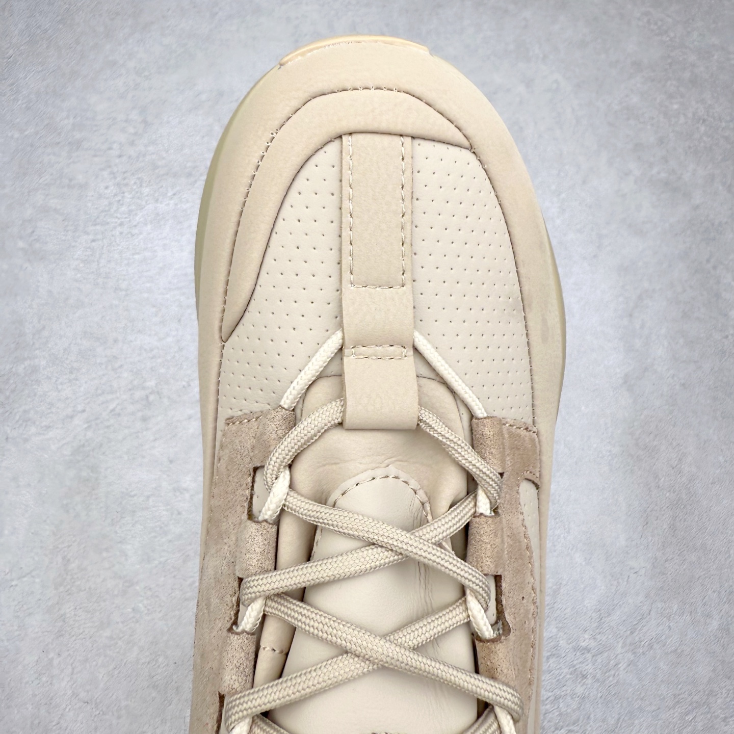 图片[4]-Canada Goose 加拿大鹅 Glacier Trail 圆头系带低帮生活休闲鞋 1957年的多伦多市，一个小仓库里点燃了Canada Goose加拿大鹅的梦想。那是Sam Tick先生创办的地方，如今他的外孙Dani Reiss成为了这个品牌的总裁兼首席执行官。从那一刻起，Canada Goose就注定要成为高端功能性服饰品牌之一。Canada Goose被堪称是“加拿大国宝级羽绒服”，Dani带领团队在加拿大的服装制造业中掀起了一场革命，最早是提供给边境巡逻队和警察等特殊工种的工作服，具备出色的御寒能力，专门开发了一套“TEI”（温度体感指数）系统，用来说明什么场景和温度适合穿哪个系列。每一件产品都经过精准切割和折叠，每一针一线都融合了品牌数十年的经验。坚持本土生产，充满了高品质625/750高蓬松度的鸭绒填充物（以实物为准）。实拍调校N版已经零色差零失真 百分百还原实物色彩所见即所得 不存在货不对板色差等低级问题 选购参考实物拍摄 不混卖不参货 只用心做好货严格选品 承诺混一赔十 尺码：36 36.5 37.5 38 38.5 39 40 40.5 41 42 42.5 43 44 44.5 45-选品中心