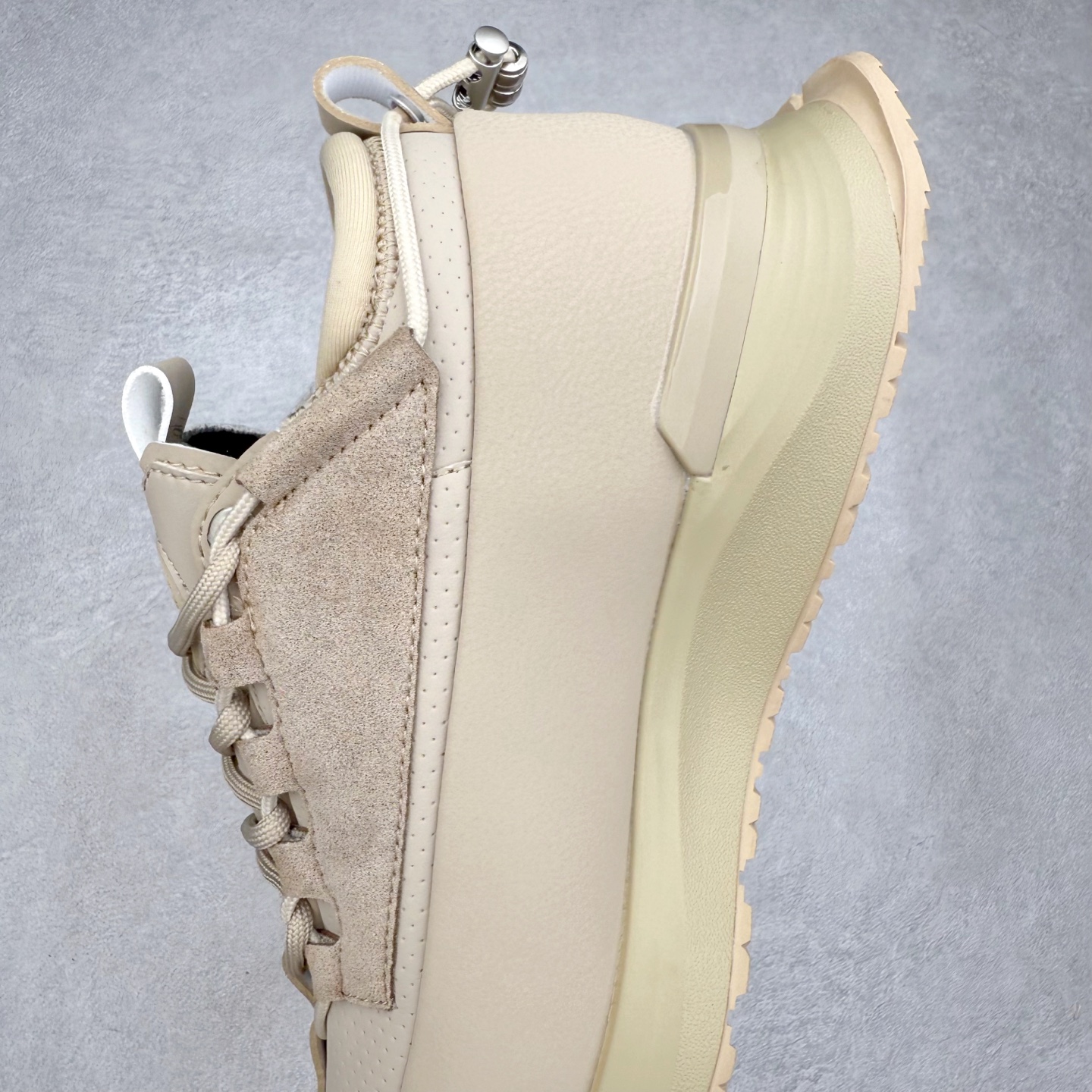 图片[7]-Canada Goose 加拿大鹅 Glacier Trail 圆头系带低帮生活休闲鞋 1957年的多伦多市，一个小仓库里点燃了Canada Goose加拿大鹅的梦想。那是Sam Tick先生创办的地方，如今他的外孙Dani Reiss成为了这个品牌的总裁兼首席执行官。从那一刻起，Canada Goose就注定要成为高端功能性服饰品牌之一。Canada Goose被堪称是“加拿大国宝级羽绒服”，Dani带领团队在加拿大的服装制造业中掀起了一场革命，最早是提供给边境巡逻队和警察等特殊工种的工作服，具备出色的御寒能力，专门开发了一套“TEI”（温度体感指数）系统，用来说明什么场景和温度适合穿哪个系列。每一件产品都经过精准切割和折叠，每一针一线都融合了品牌数十年的经验。坚持本土生产，充满了高品质625/750高蓬松度的鸭绒填充物（以实物为准）。实拍调校N版已经零色差零失真 百分百还原实物色彩所见即所得 不存在货不对板色差等低级问题 选购参考实物拍摄 不混卖不参货 只用心做好货严格选品 承诺混一赔十 尺码：36 36.5 37.5 38 38.5 39 40 40.5 41 42 42.5 43 44 44.5 45-选品中心