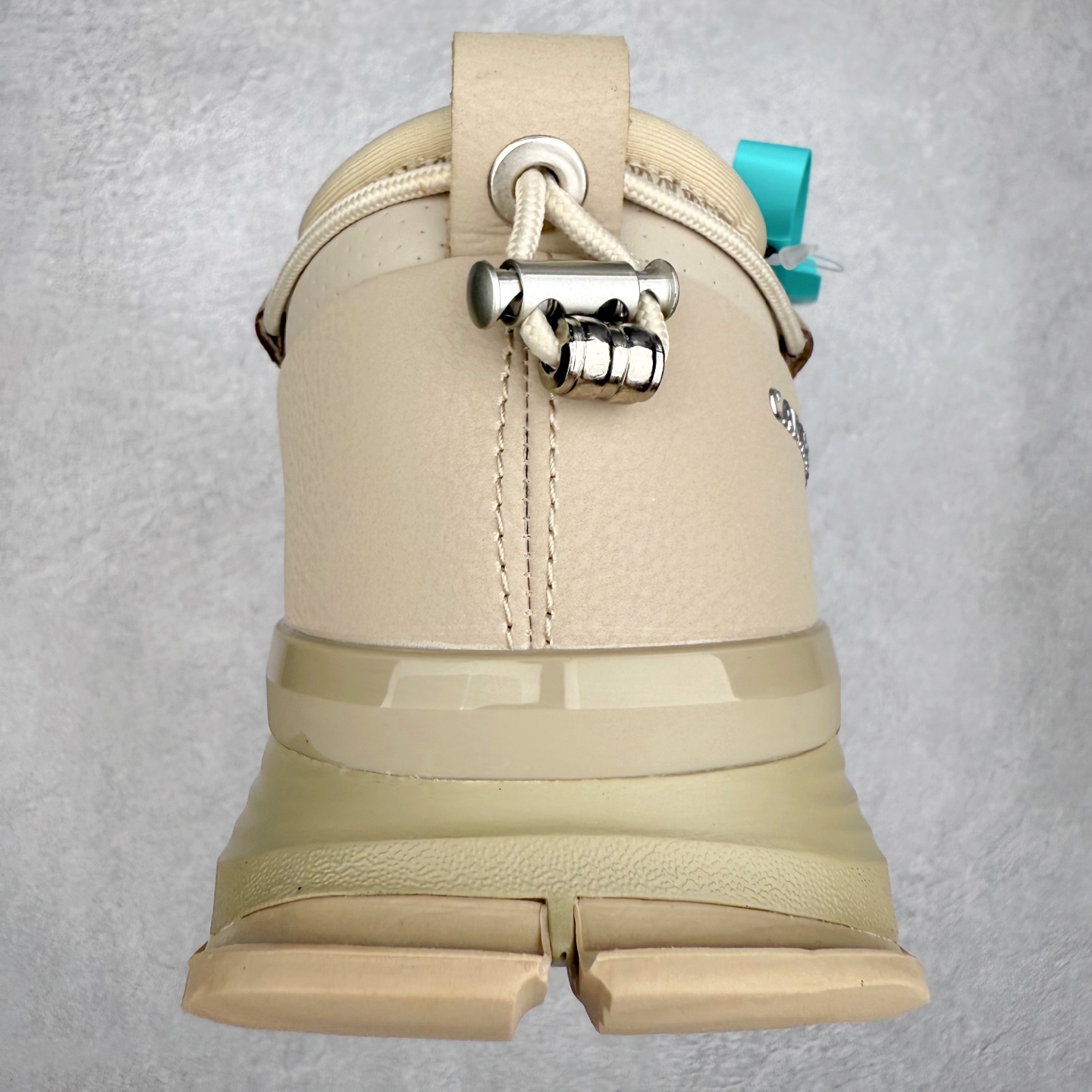 图片[8]-Canada Goose 加拿大鹅 Glacier Trail 圆头系带低帮生活休闲鞋 1957年的多伦多市，一个小仓库里点燃了Canada Goose加拿大鹅的梦想。那是Sam Tick先生创办的地方，如今他的外孙Dani Reiss成为了这个品牌的总裁兼首席执行官。从那一刻起，Canada Goose就注定要成为高端功能性服饰品牌之一。Canada Goose被堪称是“加拿大国宝级羽绒服”，Dani带领团队在加拿大的服装制造业中掀起了一场革命，最早是提供给边境巡逻队和警察等特殊工种的工作服，具备出色的御寒能力，专门开发了一套“TEI”（温度体感指数）系统，用来说明什么场景和温度适合穿哪个系列。每一件产品都经过精准切割和折叠，每一针一线都融合了品牌数十年的经验。坚持本土生产，充满了高品质625/750高蓬松度的鸭绒填充物（以实物为准）。实拍调校N版已经零色差零失真 百分百还原实物色彩所见即所得 不存在货不对板色差等低级问题 选购参考实物拍摄 不混卖不参货 只用心做好货严格选品 承诺混一赔十 尺码：36 36.5 37.5 38 38.5 39 40 40.5 41 42 42.5 43 44 44.5 45-选品中心