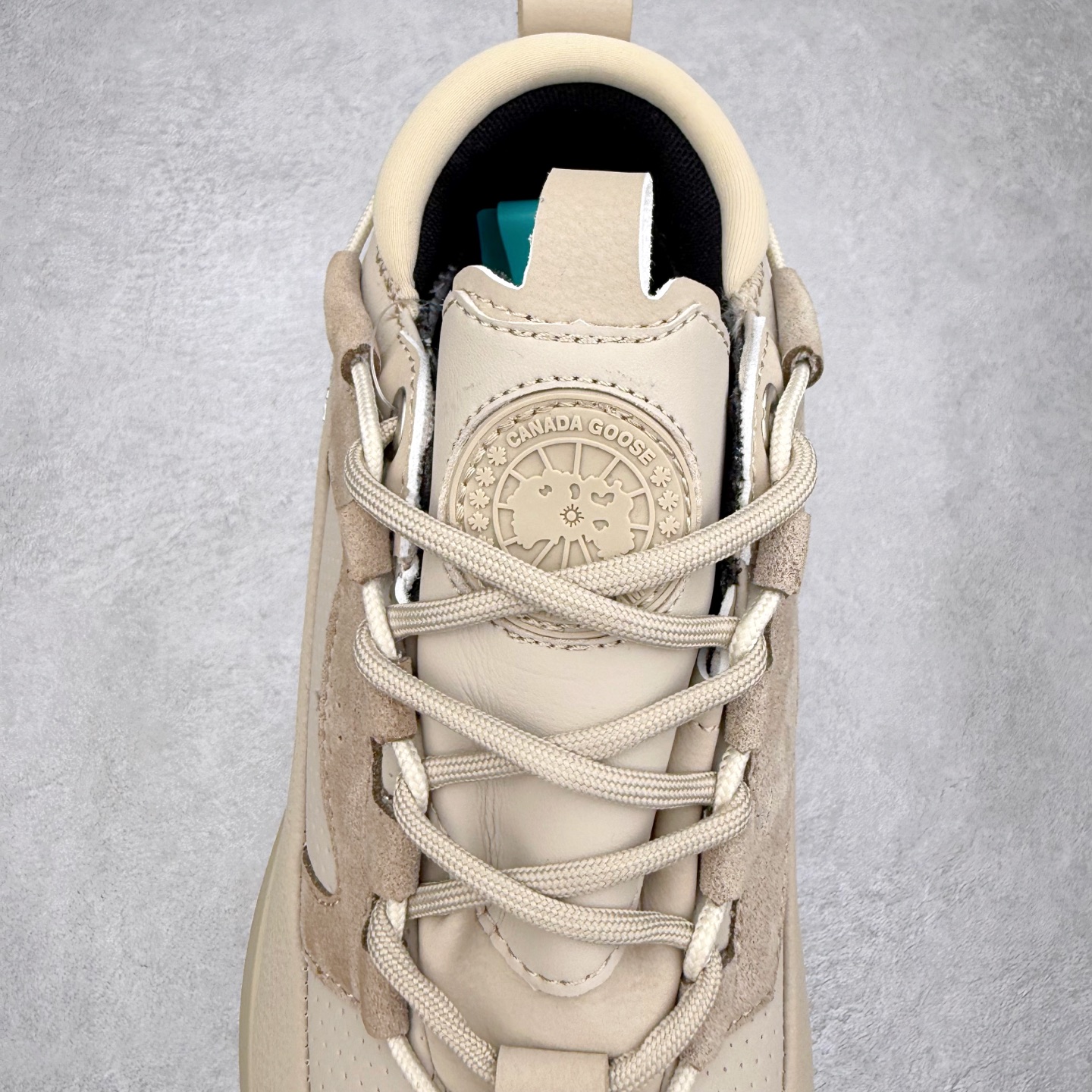 图片[5]-Canada Goose 加拿大鹅 Glacier Trail 圆头系带低帮生活休闲鞋 1957年的多伦多市，一个小仓库里点燃了Canada Goose加拿大鹅的梦想。那是Sam Tick先生创办的地方，如今他的外孙Dani Reiss成为了这个品牌的总裁兼首席执行官。从那一刻起，Canada Goose就注定要成为高端功能性服饰品牌之一。Canada Goose被堪称是“加拿大国宝级羽绒服”，Dani带领团队在加拿大的服装制造业中掀起了一场革命，最早是提供给边境巡逻队和警察等特殊工种的工作服，具备出色的御寒能力，专门开发了一套“TEI”（温度体感指数）系统，用来说明什么场景和温度适合穿哪个系列。每一件产品都经过精准切割和折叠，每一针一线都融合了品牌数十年的经验。坚持本土生产，充满了高品质625/750高蓬松度的鸭绒填充物（以实物为准）。实拍调校N版已经零色差零失真 百分百还原实物色彩所见即所得 不存在货不对板色差等低级问题 选购参考实物拍摄 不混卖不参货 只用心做好货严格选品 承诺混一赔十 尺码：36 36.5 37.5 38 38.5 39 40 40.5 41 42 42.5 43 44 44.5 45-选品中心