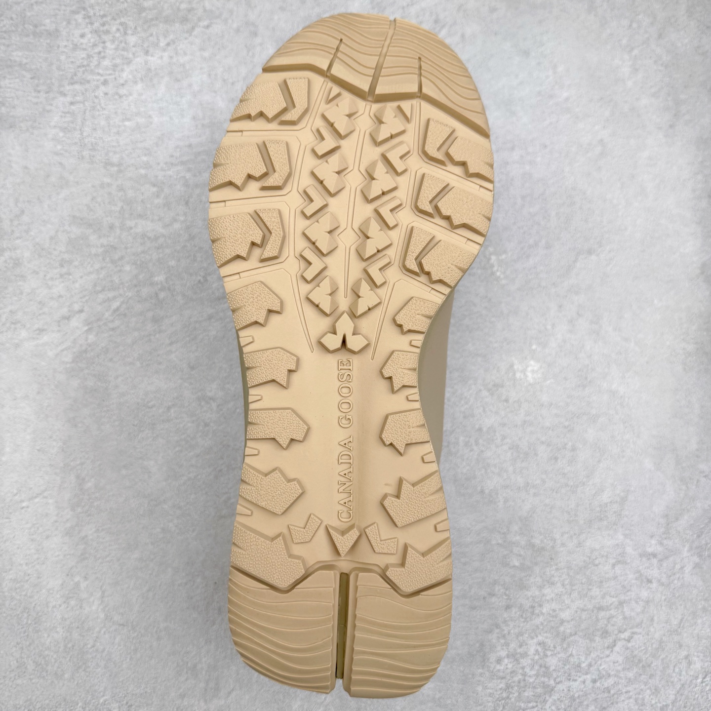 图片[9]-Canada Goose 加拿大鹅 Glacier Trail 圆头系带低帮生活休闲鞋 1957年的多伦多市，一个小仓库里点燃了Canada Goose加拿大鹅的梦想。那是Sam Tick先生创办的地方，如今他的外孙Dani Reiss成为了这个品牌的总裁兼首席执行官。从那一刻起，Canada Goose就注定要成为高端功能性服饰品牌之一。Canada Goose被堪称是“加拿大国宝级羽绒服”，Dani带领团队在加拿大的服装制造业中掀起了一场革命，最早是提供给边境巡逻队和警察等特殊工种的工作服，具备出色的御寒能力，专门开发了一套“TEI”（温度体感指数）系统，用来说明什么场景和温度适合穿哪个系列。每一件产品都经过精准切割和折叠，每一针一线都融合了品牌数十年的经验。坚持本土生产，充满了高品质625/750高蓬松度的鸭绒填充物（以实物为准）。实拍调校N版已经零色差零失真 百分百还原实物色彩所见即所得 不存在货不对板色差等低级问题 选购参考实物拍摄 不混卖不参货 只用心做好货严格选品 承诺混一赔十 尺码：36 36.5 37.5 38 38.5 39 40 40.5 41 42 42.5 43 44 44.5 45-选品中心