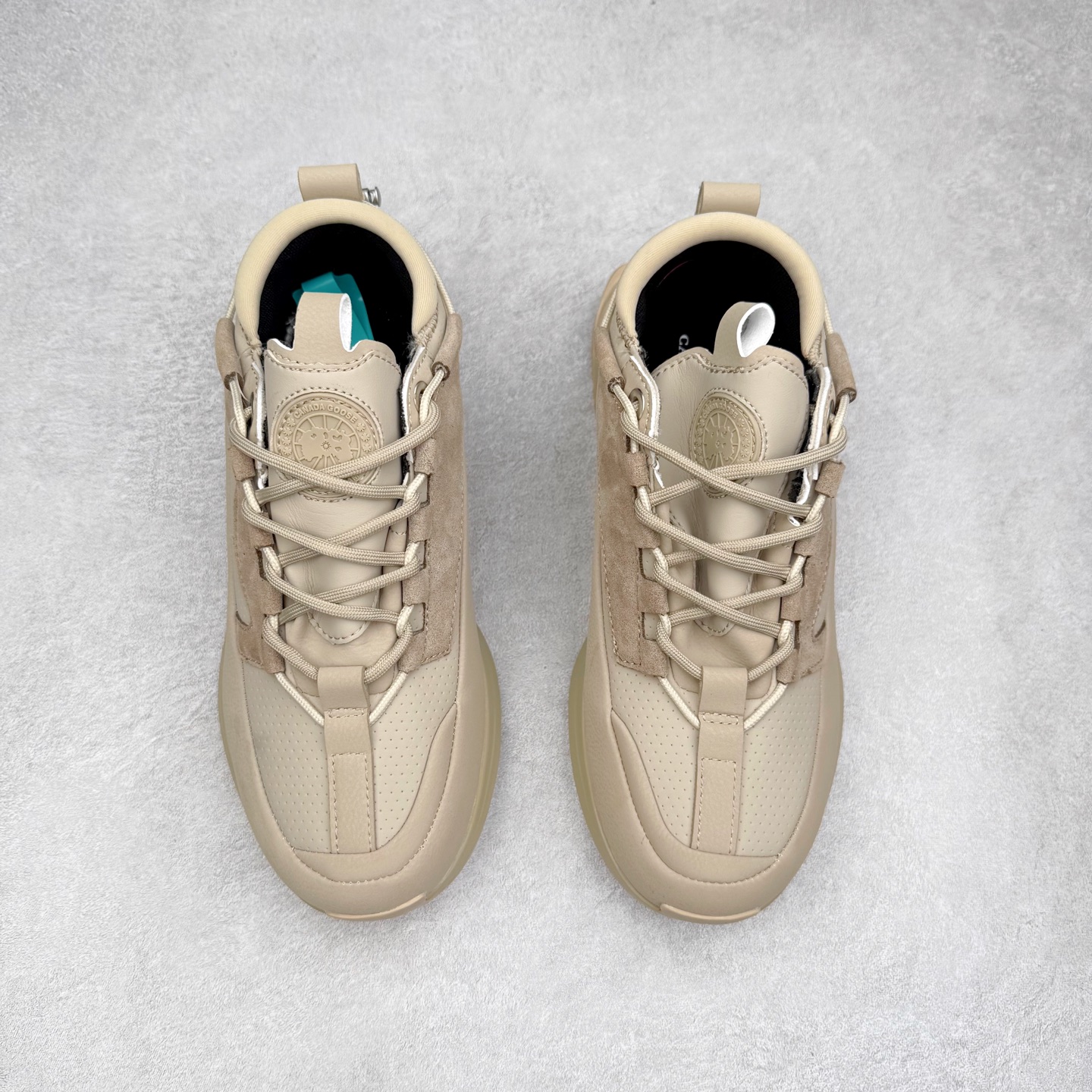 图片[2]-Canada Goose 加拿大鹅 Glacier Trail 圆头系带低帮生活休闲鞋 1957年的多伦多市，一个小仓库里点燃了Canada Goose加拿大鹅的梦想。那是Sam Tick先生创办的地方，如今他的外孙Dani Reiss成为了这个品牌的总裁兼首席执行官。从那一刻起，Canada Goose就注定要成为高端功能性服饰品牌之一。Canada Goose被堪称是“加拿大国宝级羽绒服”，Dani带领团队在加拿大的服装制造业中掀起了一场革命，最早是提供给边境巡逻队和警察等特殊工种的工作服，具备出色的御寒能力，专门开发了一套“TEI”（温度体感指数）系统，用来说明什么场景和温度适合穿哪个系列。每一件产品都经过精准切割和折叠，每一针一线都融合了品牌数十年的经验。坚持本土生产，充满了高品质625/750高蓬松度的鸭绒填充物（以实物为准）。实拍调校N版已经零色差零失真 百分百还原实物色彩所见即所得 不存在货不对板色差等低级问题 选购参考实物拍摄 不混卖不参货 只用心做好货严格选品 承诺混一赔十 尺码：36 36.5 37.5 38 38.5 39 40 40.5 41 42 42.5 43 44 44.5 45-选品中心