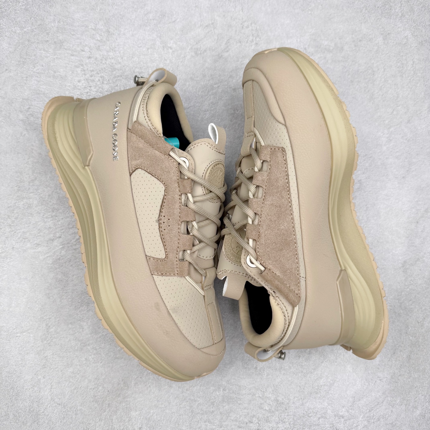 图片[3]-Canada Goose 加拿大鹅 Glacier Trail 圆头系带低帮生活休闲鞋 1957年的多伦多市，一个小仓库里点燃了Canada Goose加拿大鹅的梦想。那是Sam Tick先生创办的地方，如今他的外孙Dani Reiss成为了这个品牌的总裁兼首席执行官。从那一刻起，Canada Goose就注定要成为高端功能性服饰品牌之一。Canada Goose被堪称是“加拿大国宝级羽绒服”，Dani带领团队在加拿大的服装制造业中掀起了一场革命，最早是提供给边境巡逻队和警察等特殊工种的工作服，具备出色的御寒能力，专门开发了一套“TEI”（温度体感指数）系统，用来说明什么场景和温度适合穿哪个系列。每一件产品都经过精准切割和折叠，每一针一线都融合了品牌数十年的经验。坚持本土生产，充满了高品质625/750高蓬松度的鸭绒填充物（以实物为准）。实拍调校N版已经零色差零失真 百分百还原实物色彩所见即所得 不存在货不对板色差等低级问题 选购参考实物拍摄 不混卖不参货 只用心做好货严格选品 承诺混一赔十 尺码：36 36.5 37.5 38 38.5 39 40 40.5 41 42 42.5 43 44 44.5 45-选品中心