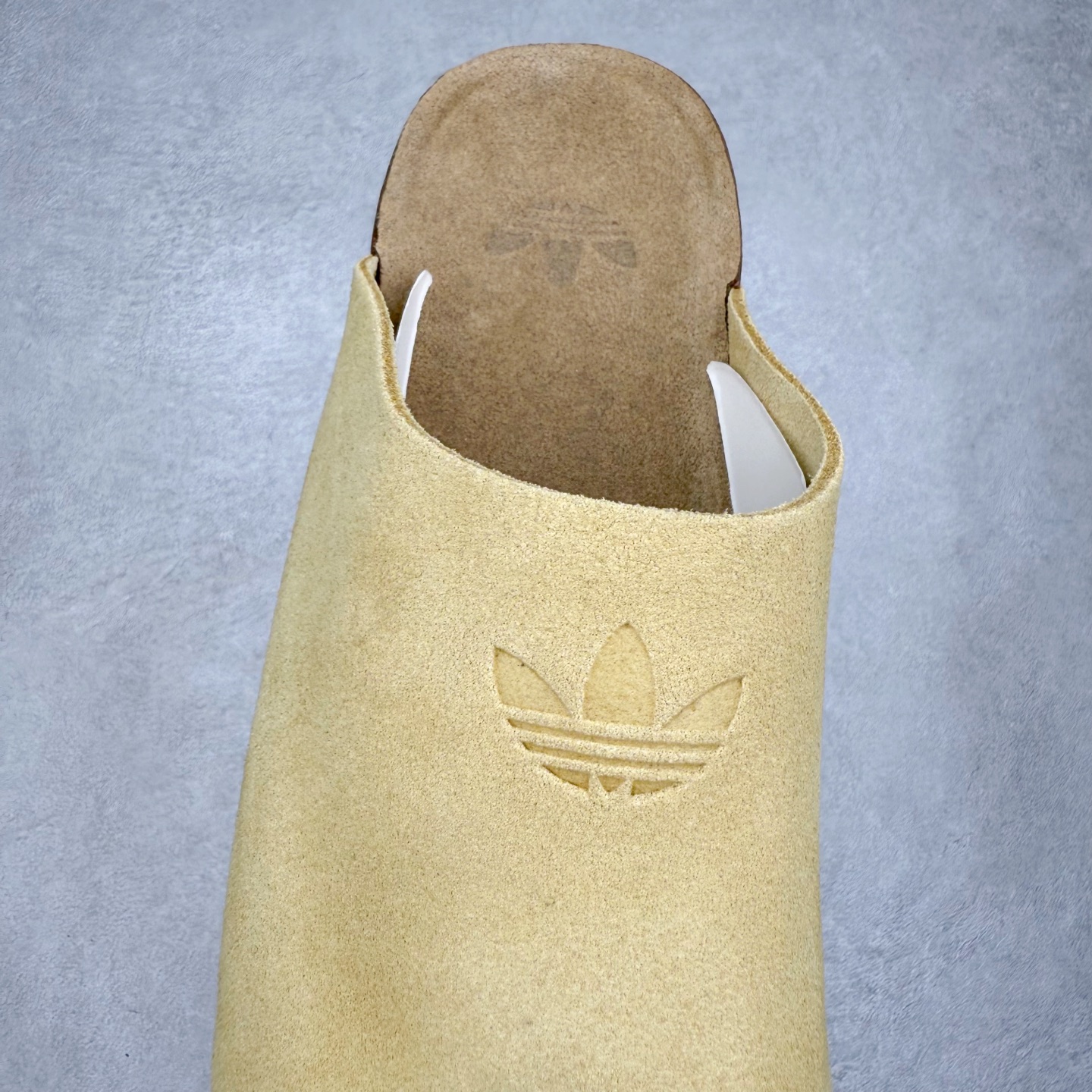 图片[5]-AD Originals Adimule 舒适百搭防磨包头拖鞋 男女同款 实拍调校N版已经零色差零失真 百分百还原实物色彩所见即所得 不存在货不对板色差等低级问题 选购参考实物拍摄 不混卖不参货 只用心做好货严格选品 承诺混一赔十 尺码：36 36.5 37.5 38 38.5 39 40 40.5 41 42 42.5 43 44 44.5 45-选品中心