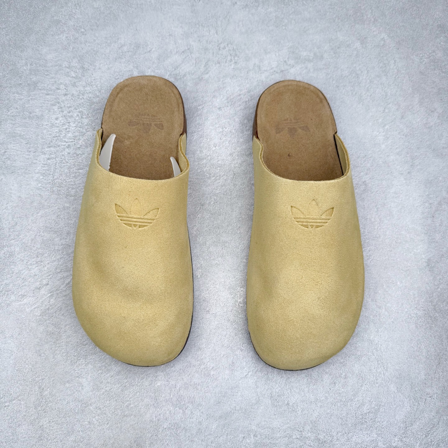 图片[2]-AD Originals Adimule 舒适百搭防磨包头拖鞋 男女同款 实拍调校N版已经零色差零失真 百分百还原实物色彩所见即所得 不存在货不对板色差等低级问题 选购参考实物拍摄 不混卖不参货 只用心做好货严格选品 承诺混一赔十 尺码：36 36.5 37.5 38 38.5 39 40 40.5 41 42 42.5 43 44 44.5 45-选品中心