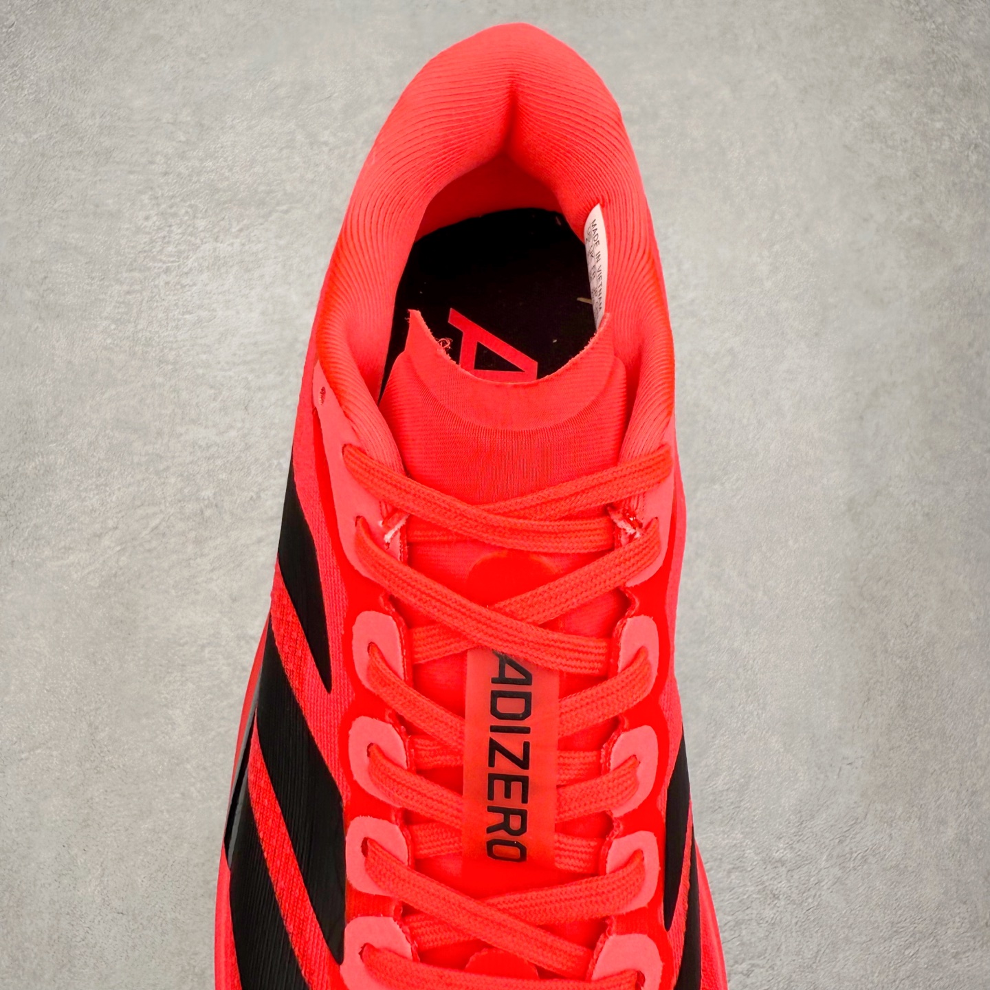 图片[5]-AD Adizero EVO SL 马拉松竞速专业跑鞋 JS4492 CELERMESH针织网面非常轻薄 纤维间的缝隙很大 可以保证跑步时的透气、排汗效果 鞋舌直接与两侧的内衬和鞋底连接在一起 在跑步过程中不会被鞋舌的左右移动所困扰 在标准鞋带孔的基础上再拓宽一组鞋带孔 适合不同脚型的需求 突破性 EnergyRods 技术，有助于跑者实现更好的成绩 中底独特的LIGHTSTRIKE PRO泡棉材质 微弹感觉在跑步过程中给予了良好的支撑体验 对于顶级精英和高水平进阶跑者来说 ADIOS PRO是一双值得信赖的竞速比赛用鞋 尺码：36 36.5 37.5 38 38.5 39 40 40.5 41 42 42.5 43 44 44.5 45-选品中心