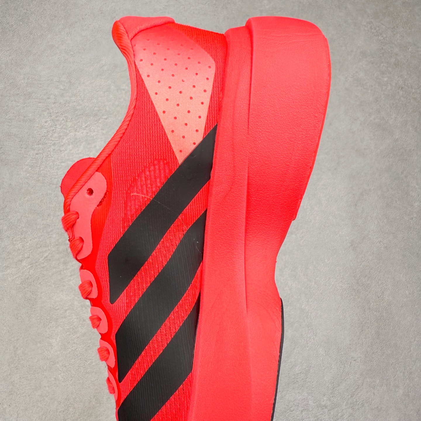 图片[7]-AD Adizero EVO SL 马拉松竞速专业跑鞋 JS4492 CELERMESH针织网面非常轻薄 纤维间的缝隙很大 可以保证跑步时的透气、排汗效果 鞋舌直接与两侧的内衬和鞋底连接在一起 在跑步过程中不会被鞋舌的左右移动所困扰 在标准鞋带孔的基础上再拓宽一组鞋带孔 适合不同脚型的需求 突破性 EnergyRods 技术，有助于跑者实现更好的成绩 中底独特的LIGHTSTRIKE PRO泡棉材质 微弹感觉在跑步过程中给予了良好的支撑体验 对于顶级精英和高水平进阶跑者来说 ADIOS PRO是一双值得信赖的竞速比赛用鞋 尺码：36 36.5 37.5 38 38.5 39 40 40.5 41 42 42.5 43 44 44.5 45-选品中心