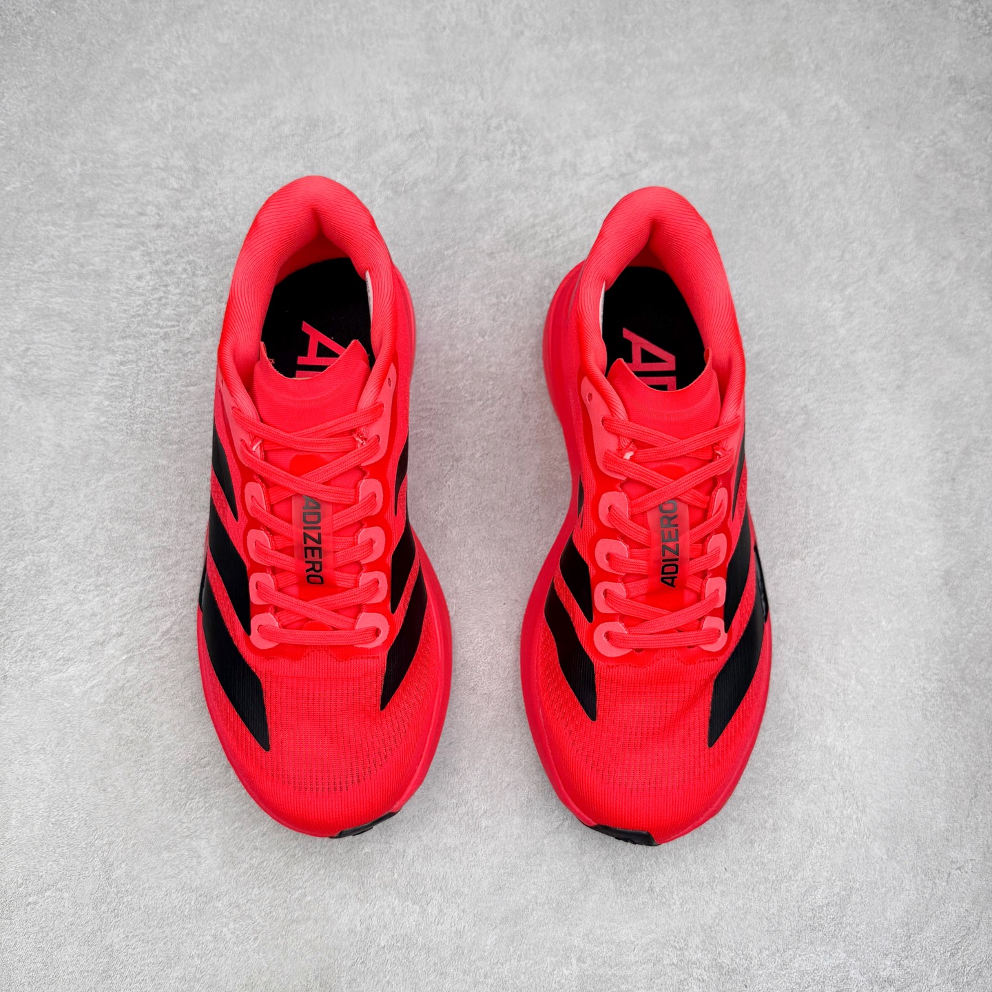 图片[2]-AD Adizero EVO SL 马拉松竞速专业跑鞋 JS4492 CELERMESH针织网面非常轻薄 纤维间的缝隙很大 可以保证跑步时的透气、排汗效果 鞋舌直接与两侧的内衬和鞋底连接在一起 在跑步过程中不会被鞋舌的左右移动所困扰 在标准鞋带孔的基础上再拓宽一组鞋带孔 适合不同脚型的需求 突破性 EnergyRods 技术，有助于跑者实现更好的成绩 中底独特的LIGHTSTRIKE PRO泡棉材质 微弹感觉在跑步过程中给予了良好的支撑体验 对于顶级精英和高水平进阶跑者来说 ADIOS PRO是一双值得信赖的竞速比赛用鞋 尺码：36 36.5 37.5 38 38.5 39 40 40.5 41 42 42.5 43 44 44.5 45-选品中心