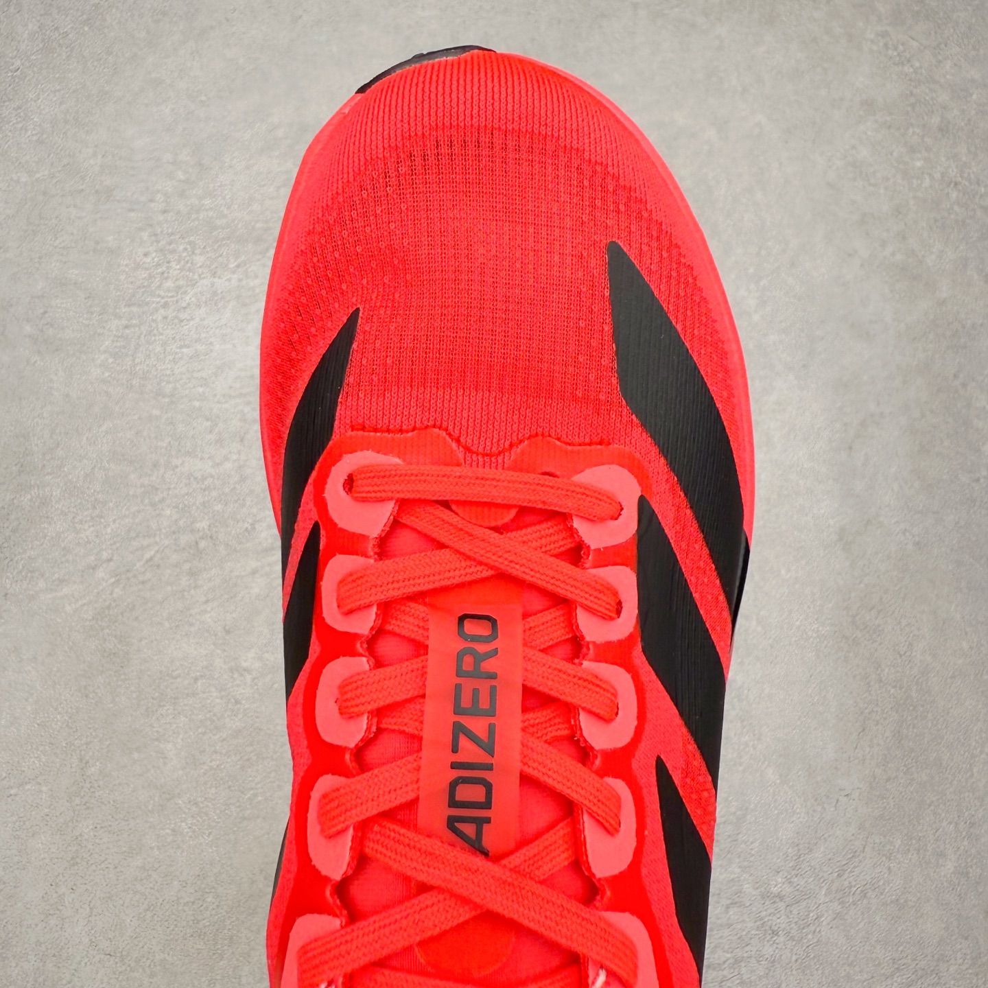 图片[4]-AD Adizero EVO SL 马拉松竞速专业跑鞋 JS4492 CELERMESH针织网面非常轻薄 纤维间的缝隙很大 可以保证跑步时的透气、排汗效果 鞋舌直接与两侧的内衬和鞋底连接在一起 在跑步过程中不会被鞋舌的左右移动所困扰 在标准鞋带孔的基础上再拓宽一组鞋带孔 适合不同脚型的需求 突破性 EnergyRods 技术，有助于跑者实现更好的成绩 中底独特的LIGHTSTRIKE PRO泡棉材质 微弹感觉在跑步过程中给予了良好的支撑体验 对于顶级精英和高水平进阶跑者来说 ADIOS PRO是一双值得信赖的竞速比赛用鞋 尺码：36 36.5 37.5 38 38.5 39 40 40.5 41 42 42.5 43 44 44.5 45-选品中心