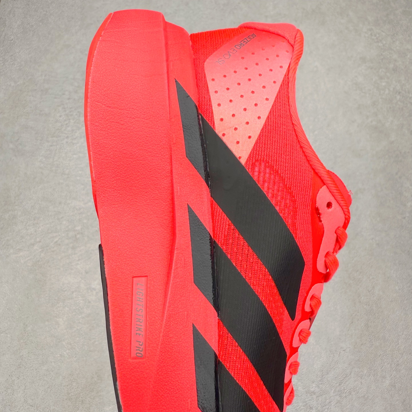 图片[6]-AD Adizero EVO SL 马拉松竞速专业跑鞋 JS4492 CELERMESH针织网面非常轻薄 纤维间的缝隙很大 可以保证跑步时的透气、排汗效果 鞋舌直接与两侧的内衬和鞋底连接在一起 在跑步过程中不会被鞋舌的左右移动所困扰 在标准鞋带孔的基础上再拓宽一组鞋带孔 适合不同脚型的需求 突破性 EnergyRods 技术，有助于跑者实现更好的成绩 中底独特的LIGHTSTRIKE PRO泡棉材质 微弹感觉在跑步过程中给予了良好的支撑体验 对于顶级精英和高水平进阶跑者来说 ADIOS PRO是一双值得信赖的竞速比赛用鞋 尺码：36 36.5 37.5 38 38.5 39 40 40.5 41 42 42.5 43 44 44.5 45-选品中心