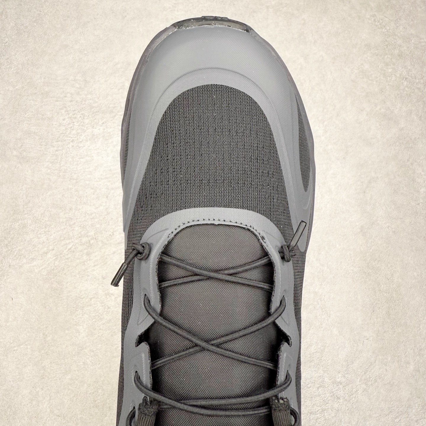 图片[4]-LOEWE x On Cloud Solo 昂跑罗意威联名 圆头系带生活休闲鞋 此运动品牌 开创于2010年 缓震着陆、强效回弹、轻柔质感的设计构思始终是ON研制关键 与此同时基于“为全球提供革新性的跑步感受”信念 陆续推出了多款跑鞋及其以专业运动人体跑步工程学为设计关键的功能性跑步服饰设备 让跑者不费力气地畅快畅跑 尺码：36 36.5 37.5 38 38.5 39 40 40.5 41 42 42.5 43 44 44.5 45-选品中心