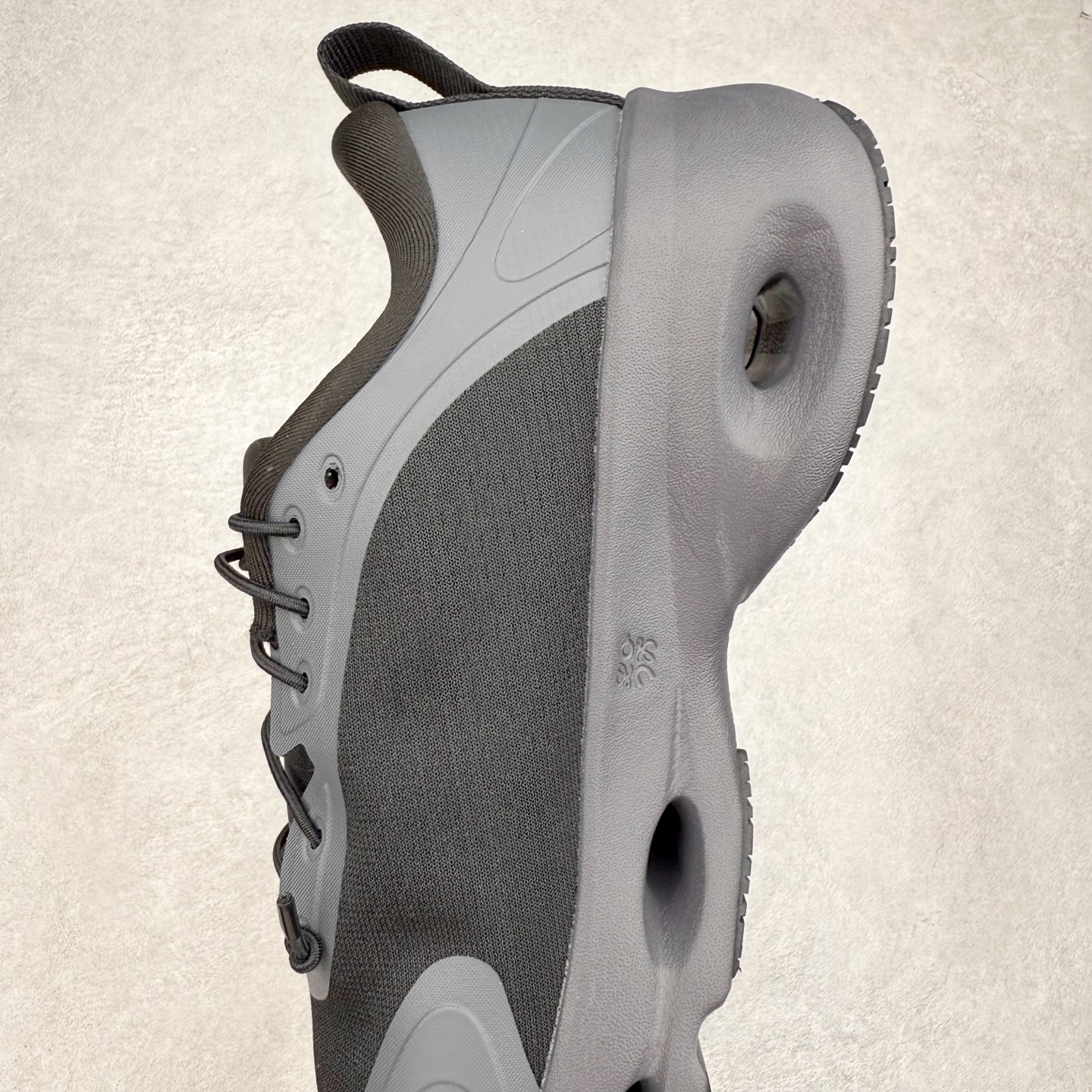 图片[7]-LOEWE x On Cloud Solo 昂跑罗意威联名 圆头系带生活休闲鞋 此运动品牌 开创于2010年 缓震着陆、强效回弹、轻柔质感的设计构思始终是ON研制关键 与此同时基于“为全球提供革新性的跑步感受”信念 陆续推出了多款跑鞋及其以专业运动人体跑步工程学为设计关键的功能性跑步服饰设备 让跑者不费力气地畅快畅跑 尺码：36 36.5 37.5 38 38.5 39 40 40.5 41 42 42.5 43 44 44.5 45-选品中心