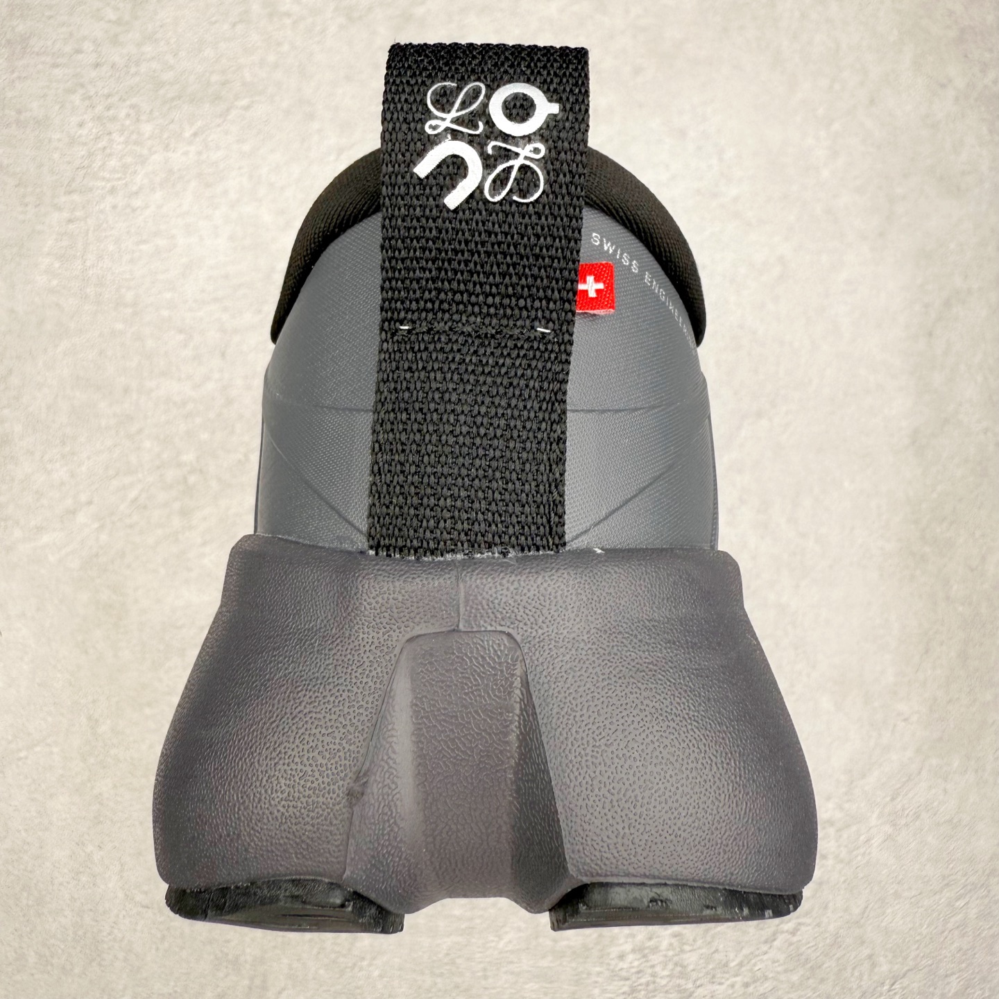 图片[8]-LOEWE x On Cloud Solo 昂跑罗意威联名 圆头系带生活休闲鞋 此运动品牌 开创于2010年 缓震着陆、强效回弹、轻柔质感的设计构思始终是ON研制关键 与此同时基于“为全球提供革新性的跑步感受”信念 陆续推出了多款跑鞋及其以专业运动人体跑步工程学为设计关键的功能性跑步服饰设备 让跑者不费力气地畅快畅跑 尺码：36 36.5 37.5 38 38.5 39 40 40.5 41 42 42.5 43 44 44.5 45-选品中心