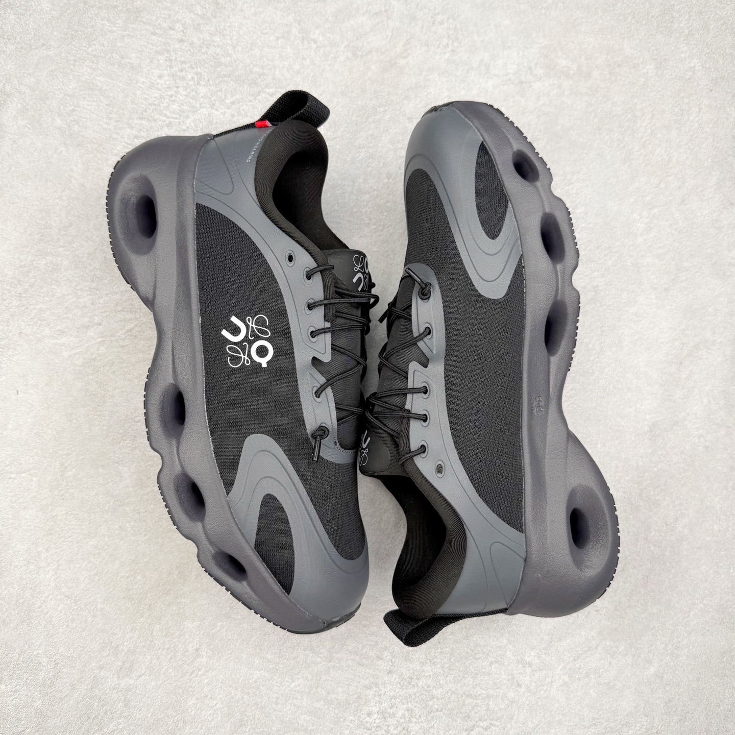 图片[3]-LOEWE x On Cloud Solo 昂跑罗意威联名 圆头系带生活休闲鞋 此运动品牌 开创于2010年 缓震着陆、强效回弹、轻柔质感的设计构思始终是ON研制关键 与此同时基于“为全球提供革新性的跑步感受”信念 陆续推出了多款跑鞋及其以专业运动人体跑步工程学为设计关键的功能性跑步服饰设备 让跑者不费力气地畅快畅跑 尺码：36 36.5 37.5 38 38.5 39 40 40.5 41 42 42.5 43 44 44.5 45-选品中心