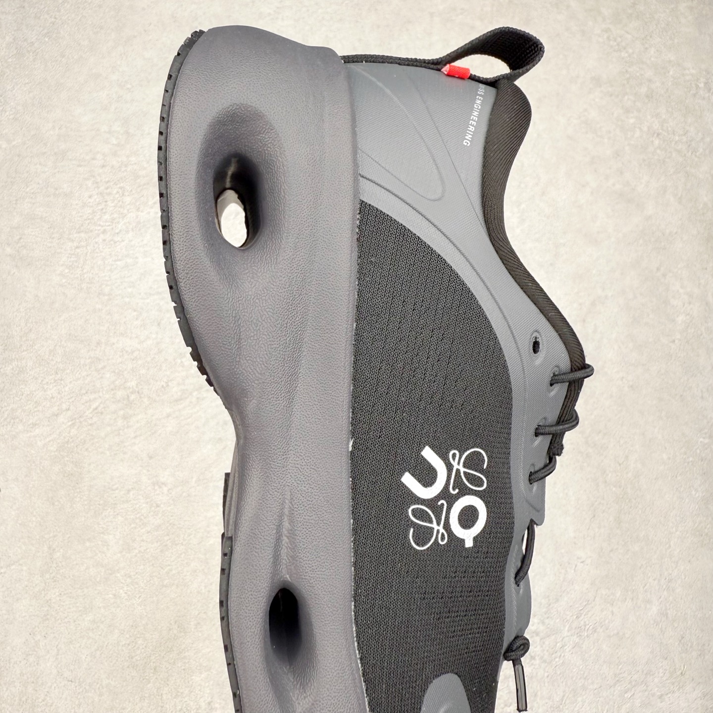 图片[6]-LOEWE x On Cloud Solo 昂跑罗意威联名 圆头系带生活休闲鞋 此运动品牌 开创于2010年 缓震着陆、强效回弹、轻柔质感的设计构思始终是ON研制关键 与此同时基于“为全球提供革新性的跑步感受”信念 陆续推出了多款跑鞋及其以专业运动人体跑步工程学为设计关键的功能性跑步服饰设备 让跑者不费力气地畅快畅跑 尺码：36 36.5 37.5 38 38.5 39 40 40.5 41 42 42.5 43 44 44.5 45-选品中心