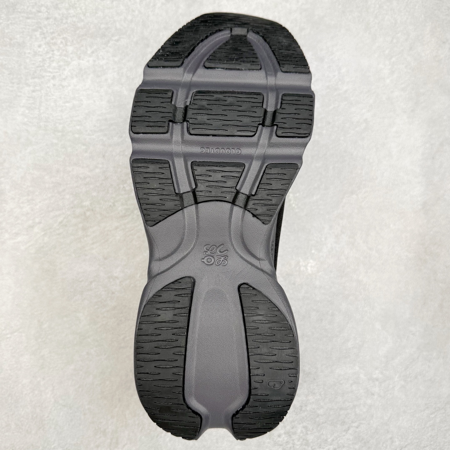 图片[9]-LOEWE x On Cloud Solo 昂跑罗意威联名 圆头系带生活休闲鞋 此运动品牌 开创于2010年 缓震着陆、强效回弹、轻柔质感的设计构思始终是ON研制关键 与此同时基于“为全球提供革新性的跑步感受”信念 陆续推出了多款跑鞋及其以专业运动人体跑步工程学为设计关键的功能性跑步服饰设备 让跑者不费力气地畅快畅跑 尺码：36 36.5 37.5 38 38.5 39 40 40.5 41 42 42.5 43 44 44.5 45-选品中心