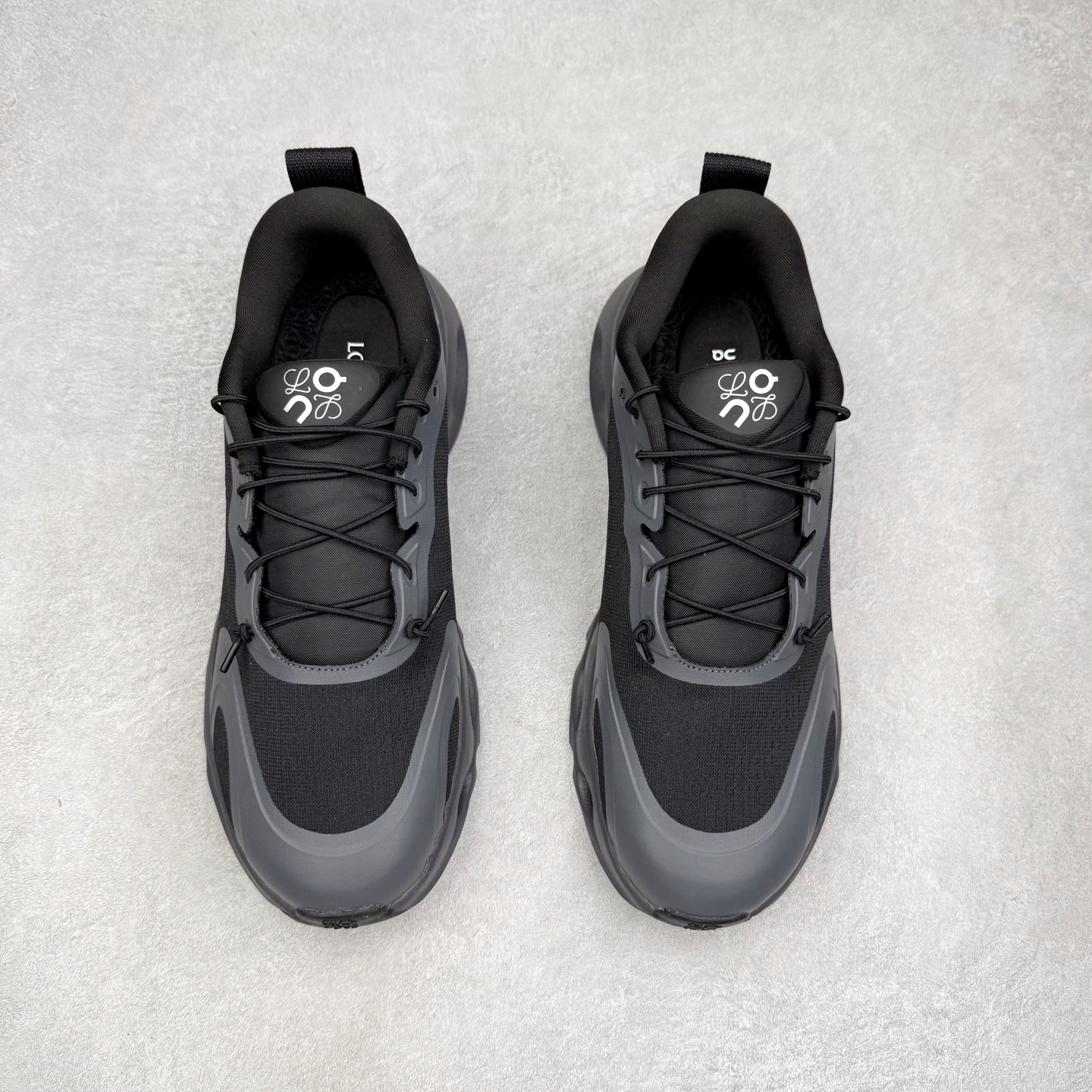 图片[2]-LOEWE x On Cloud Solo 昂跑罗意威联名 圆头系带生活休闲鞋 此运动品牌 开创于2010年 缓震着陆、强效回弹、轻柔质感的设计构思始终是ON研制关键 与此同时基于“为全球提供革新性的跑步感受”信念 陆续推出了多款跑鞋及其以专业运动人体跑步工程学为设计关键的功能性跑步服饰设备 让跑者不费力气地畅快畅跑 尺码：36 36.5 37.5 38 38.5 39 40 40.5 41 42 42.5 43 44 44.5 45-选品中心