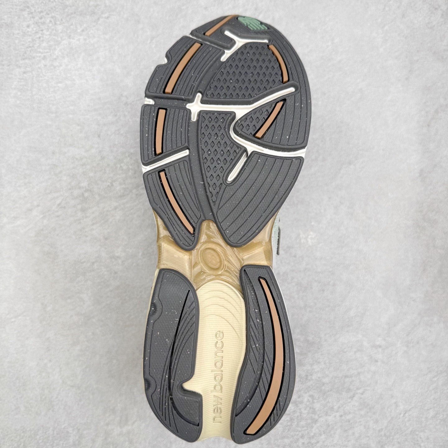 图片[9]-New Balance NB2010系列新百伦经典复古休闲运动板鞋 以ENCAP中底配以升级版 N-ERGY缓震物料 鞋面则采用特色的柔软麂皮搭以NewBalance经典的尼龙网布 低调中还原跑鞋本真 更年轻化的设计理念与材质 让新世代青年得以用全新视角体验经典鞋款的传奇魅力尺码：36 37 37.5 38 38.5 39.5 40 40.5 41.5 42 42.5 43 44 45-选品中心