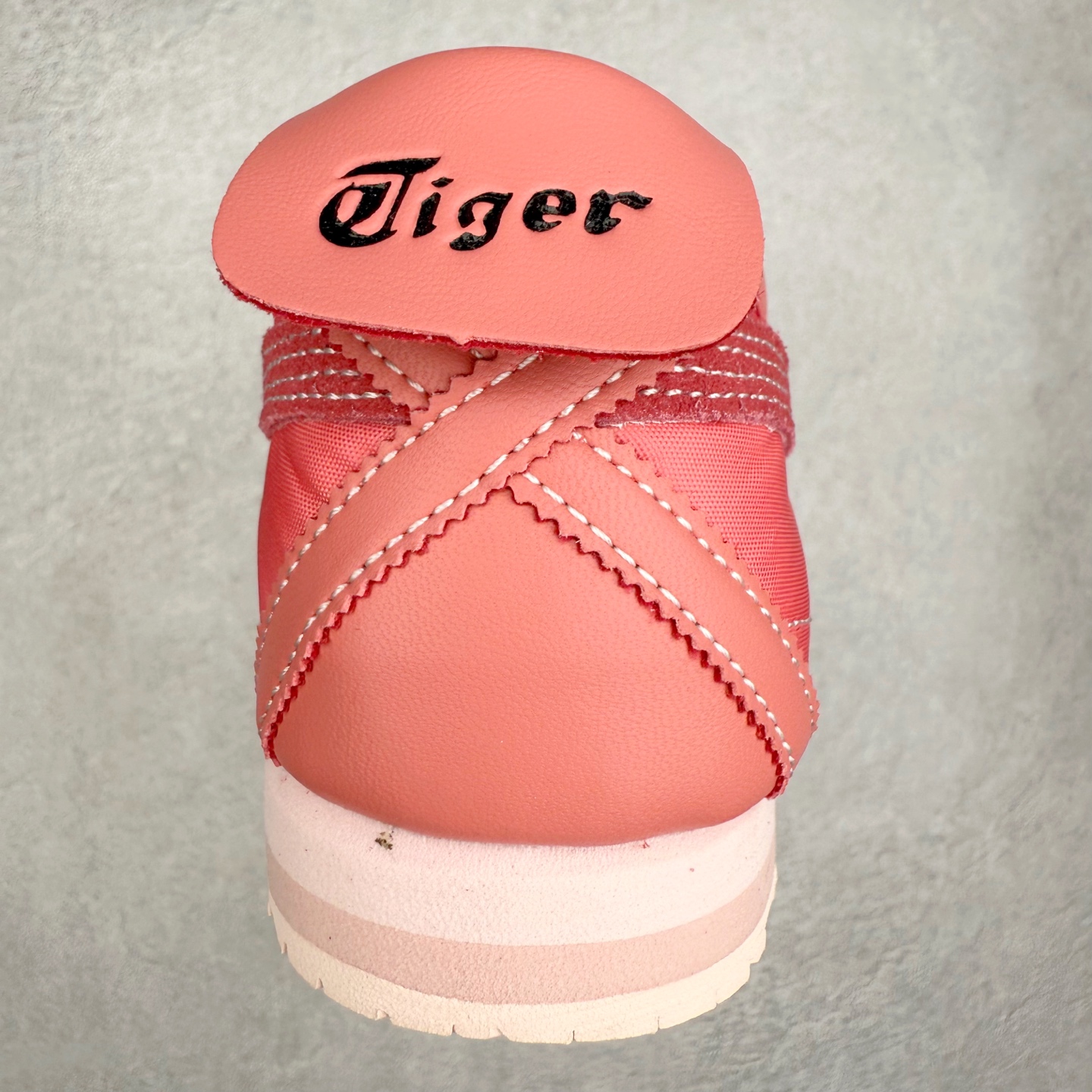 图片[8]-＃C版 Asics Onitsuka Tiger MEXICO 66 亚瑟士鬼冢虎复古经典板鞋 市场王者选手 海外订单工厂出品 长期生产补货永不断码 超成熟稳定的做工品控 原装全套纸板楦头开发 原汁原味 完美呈现版型 私模正确鞋底咬花纹路 一比一鞋头弧度高度鞋身弧度 绝不口嗨 细节品控鞋型随意秒杀市面 原档咬花纹路私模大底 一个单元有六个三角形 总体形拼接呈现花瓣状 官方四联吊牌 原装Ortholite轻量化鞋垫 原盒原配 质保卡 说明书 钢印防尘纸 纸板中底带钢印 乳胶组合鞋垫 支持全方位的对比专柜 产品从款式颜色造型上体现出追求舒适和细节的完美 鞋类更是推崇手工制作的严谨与完美 融舒适性与可穿性的设计风格 注重细节的完美和别致魅力 既保持稳重 又不失轻松的时尚感 尺码：36 37 37.5 38 39 39.5 40 40.5 41.5 42 42.5 43.5 44 45-选品中心