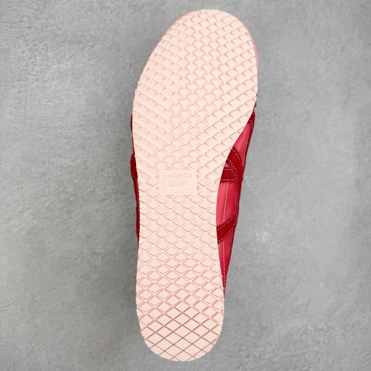 图片[9]-＃C版 Asics Onitsuka Tiger MEXICO 66 亚瑟士鬼冢虎复古经典板鞋 市场王者选手 海外订单工厂出品 长期生产补货永不断码 超成熟稳定的做工品控 原装全套纸板楦头开发 原汁原味 完美呈现版型 私模正确鞋底咬花纹路 一比一鞋头弧度高度鞋身弧度 绝不口嗨 细节品控鞋型随意秒杀市面 原档咬花纹路私模大底 一个单元有六个三角形 总体形拼接呈现花瓣状 官方四联吊牌 原装Ortholite轻量化鞋垫 原盒原配 质保卡 说明书 钢印防尘纸 纸板中底带钢印 乳胶组合鞋垫 支持全方位的对比专柜 产品从款式颜色造型上体现出追求舒适和细节的完美 鞋类更是推崇手工制作的严谨与完美 融舒适性与可穿性的设计风格 注重细节的完美和别致魅力 既保持稳重 又不失轻松的时尚感 尺码：36 37 37.5 38 39 39.5 40 40.5 41.5 42 42.5 43.5 44 45-选品中心