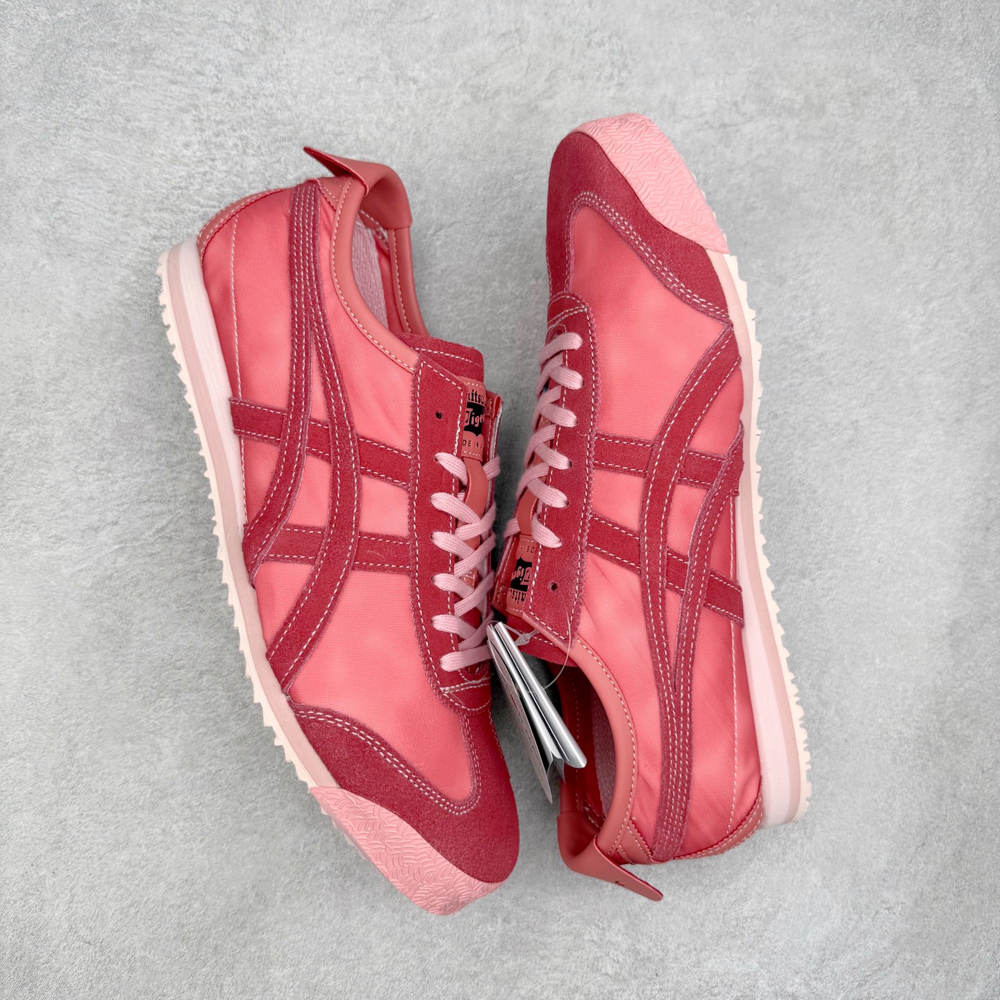 图片[3]-＃C版 Asics Onitsuka Tiger MEXICO 66 亚瑟士鬼冢虎复古经典板鞋 市场王者选手 海外订单工厂出品 长期生产补货永不断码 超成熟稳定的做工品控 原装全套纸板楦头开发 原汁原味 完美呈现版型 私模正确鞋底咬花纹路 一比一鞋头弧度高度鞋身弧度 绝不口嗨 细节品控鞋型随意秒杀市面 原档咬花纹路私模大底 一个单元有六个三角形 总体形拼接呈现花瓣状 官方四联吊牌 原装Ortholite轻量化鞋垫 原盒原配 质保卡 说明书 钢印防尘纸 纸板中底带钢印 乳胶组合鞋垫 支持全方位的对比专柜 产品从款式颜色造型上体现出追求舒适和细节的完美 鞋类更是推崇手工制作的严谨与完美 融舒适性与可穿性的设计风格 注重细节的完美和别致魅力 既保持稳重 又不失轻松的时尚感 尺码：36 37 37.5 38 39 39.5 40 40.5 41.5 42 42.5 43.5 44 45-选品中心