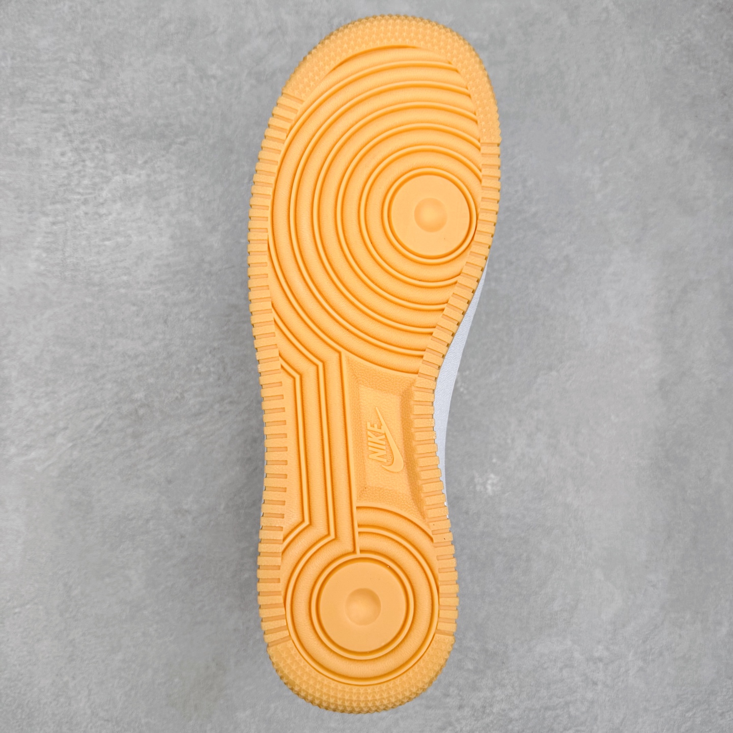 图片[9]-NK Air Force 1´07 Low 空军一号低帮百搭休闲运动板鞋 IB6388-101 柔软、弹性十足的缓震性能和出色的中底设计 横跨复古与现代的外型结合 造就出风靡全球 三十多年的Force 1 直到今天还深受青睐 实拍调校N版已经零色差零失真 百分百还原实物色彩所见即所得 不存在货不对板色差等低级问题 选购参考实物拍摄 不混卖不参货 只用心做好货严格选品 承诺混一赔十 尺码：36 36.5 37.5 38 38.5 39 40 40.5 41 42 42.5 43 44 44.5 45-选品中心