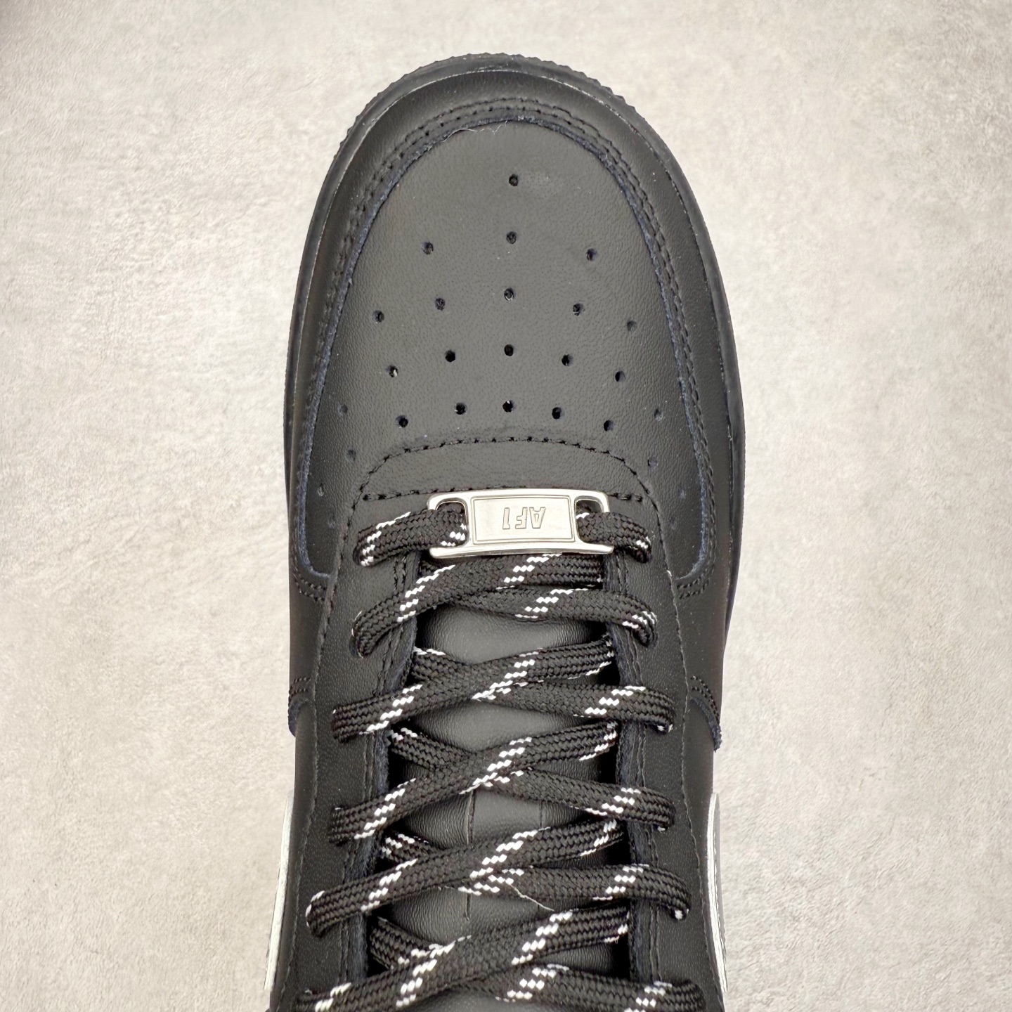 图片[4]-NK Air Force 1´07 Low 空军一号低帮百搭休闲运动板鞋 FV5951-001 柔软、弹性十足的缓震性能和出色的中底设计 横跨复古与现代的外型结合 造就出风靡全球 三十多年的Force 1 直到今天还深受青睐 实拍调校N版已经零色差零失真 百分百还原实物色彩所见即所得 不存在货不对板色差等低级问题 选购参考实物拍摄 不混卖不参货 只用心做好货严格选品 承诺混一赔十 尺码：36 36.5 37.5 38 38.5 39 40 40.5 41 42 42.5 43 44 44.5 45-选品中心