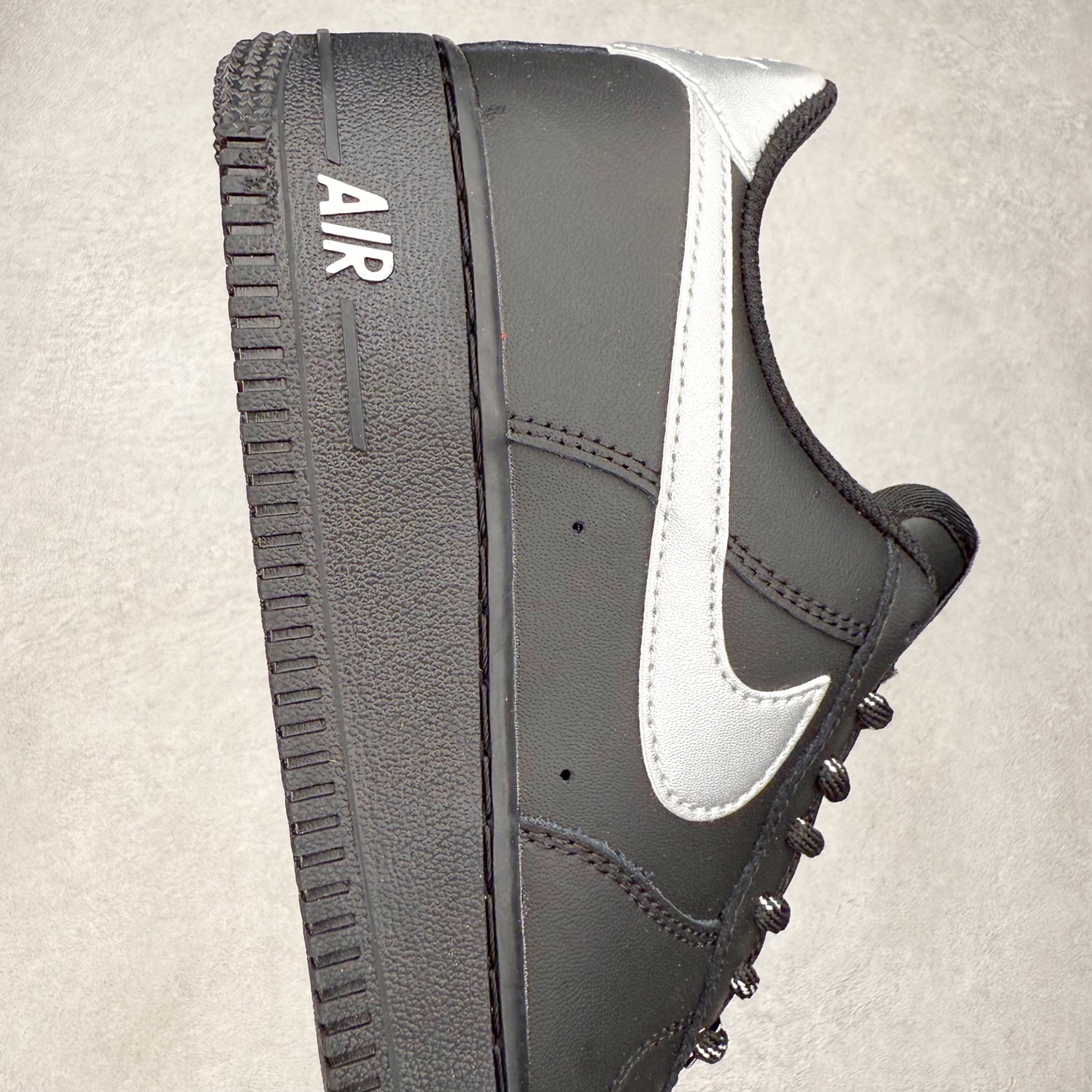 图片[6]-NK Air Force 1´07 Low 空军一号低帮百搭休闲运动板鞋 FV5951-001 柔软、弹性十足的缓震性能和出色的中底设计 横跨复古与现代的外型结合 造就出风靡全球 三十多年的Force 1 直到今天还深受青睐 实拍调校N版已经零色差零失真 百分百还原实物色彩所见即所得 不存在货不对板色差等低级问题 选购参考实物拍摄 不混卖不参货 只用心做好货严格选品 承诺混一赔十 尺码：36 36.5 37.5 38 38.5 39 40 40.5 41 42 42.5 43 44 44.5 45-选品中心