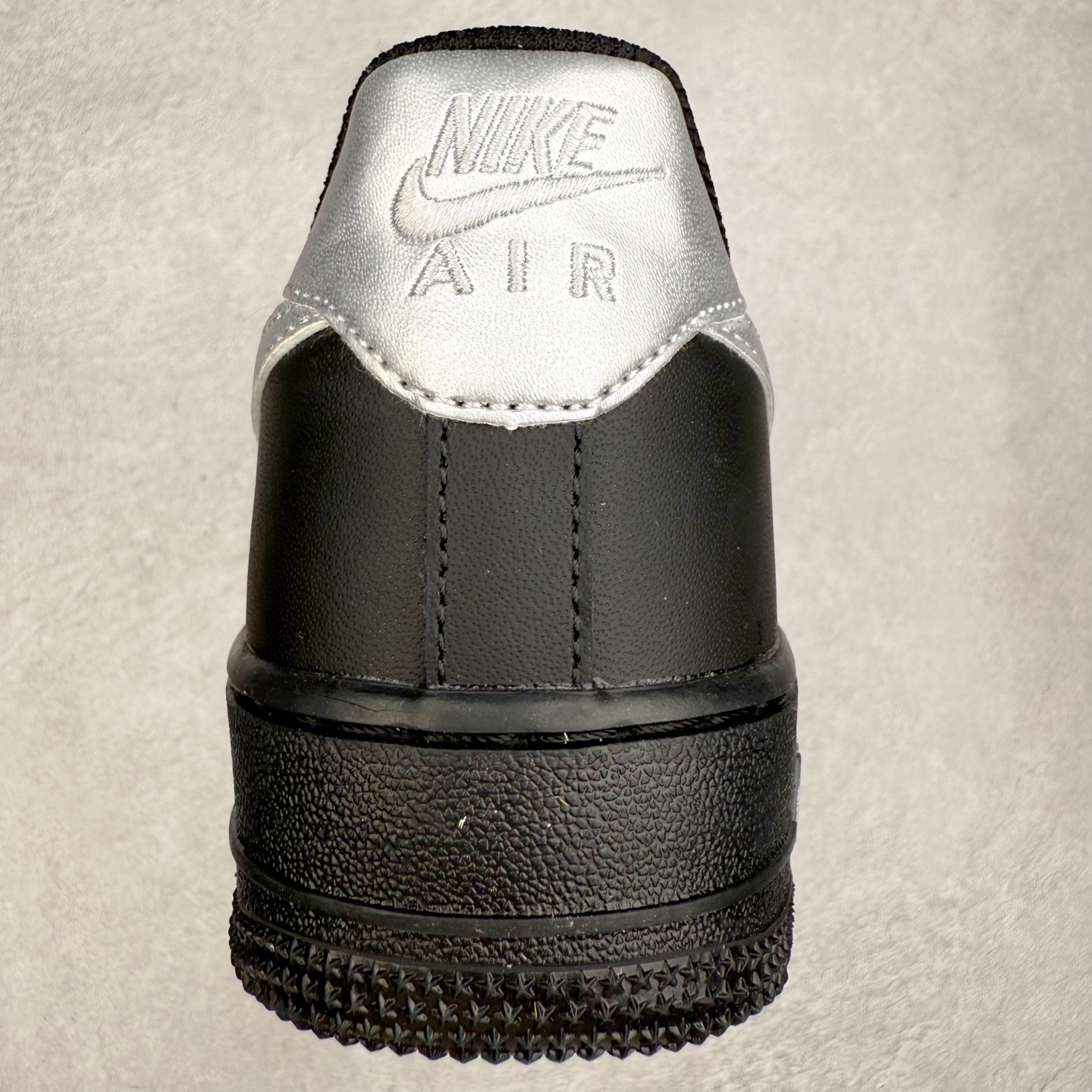 图片[8]-NK Air Force 1´07 Low 空军一号低帮百搭休闲运动板鞋 FV5951-001 柔软、弹性十足的缓震性能和出色的中底设计 横跨复古与现代的外型结合 造就出风靡全球 三十多年的Force 1 直到今天还深受青睐 实拍调校N版已经零色差零失真 百分百还原实物色彩所见即所得 不存在货不对板色差等低级问题 选购参考实物拍摄 不混卖不参货 只用心做好货严格选品 承诺混一赔十 尺码：36 36.5 37.5 38 38.5 39 40 40.5 41 42 42.5 43 44 44.5 45-选品中心