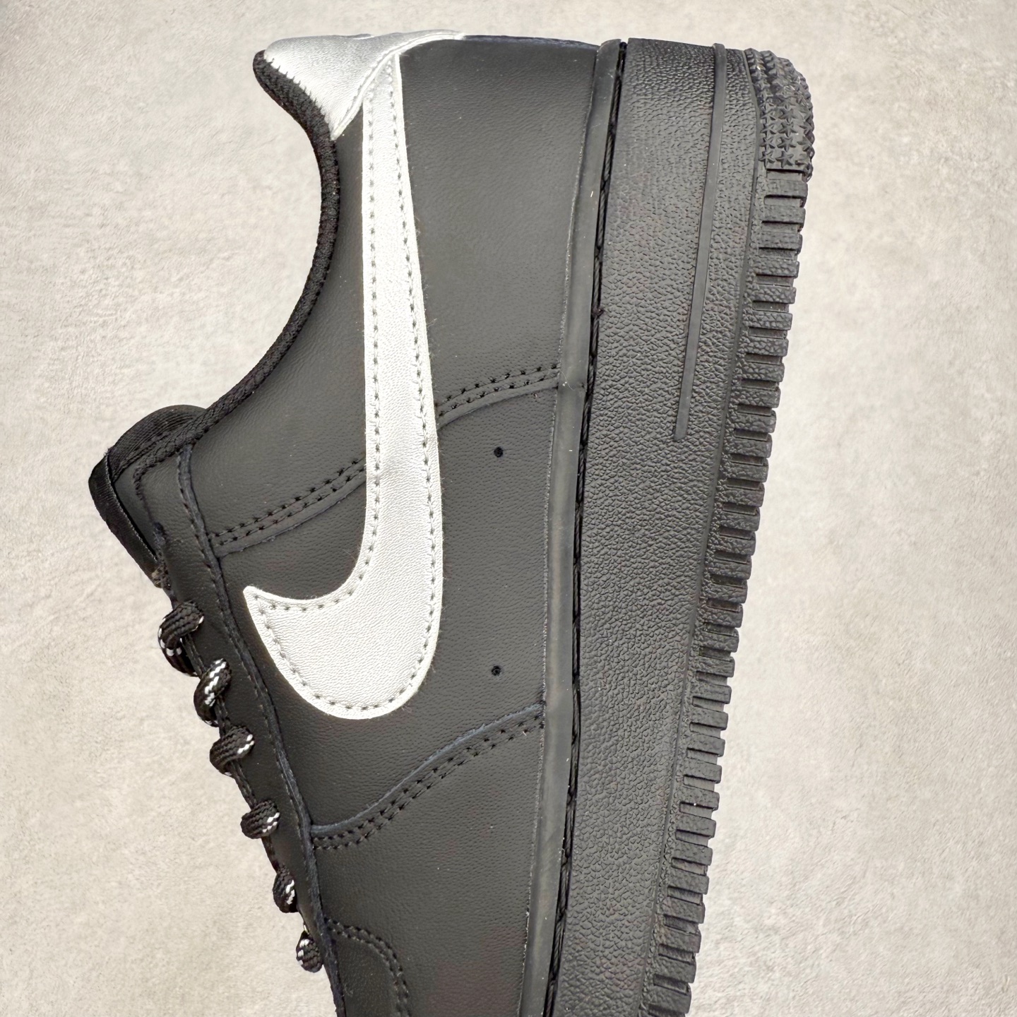 图片[7]-NK Air Force 1´07 Low 空军一号低帮百搭休闲运动板鞋 FV5951-001 柔软、弹性十足的缓震性能和出色的中底设计 横跨复古与现代的外型结合 造就出风靡全球 三十多年的Force 1 直到今天还深受青睐 实拍调校N版已经零色差零失真 百分百还原实物色彩所见即所得 不存在货不对板色差等低级问题 选购参考实物拍摄 不混卖不参货 只用心做好货严格选品 承诺混一赔十 尺码：36 36.5 37.5 38 38.5 39 40 40.5 41 42 42.5 43 44 44.5 45-选品中心