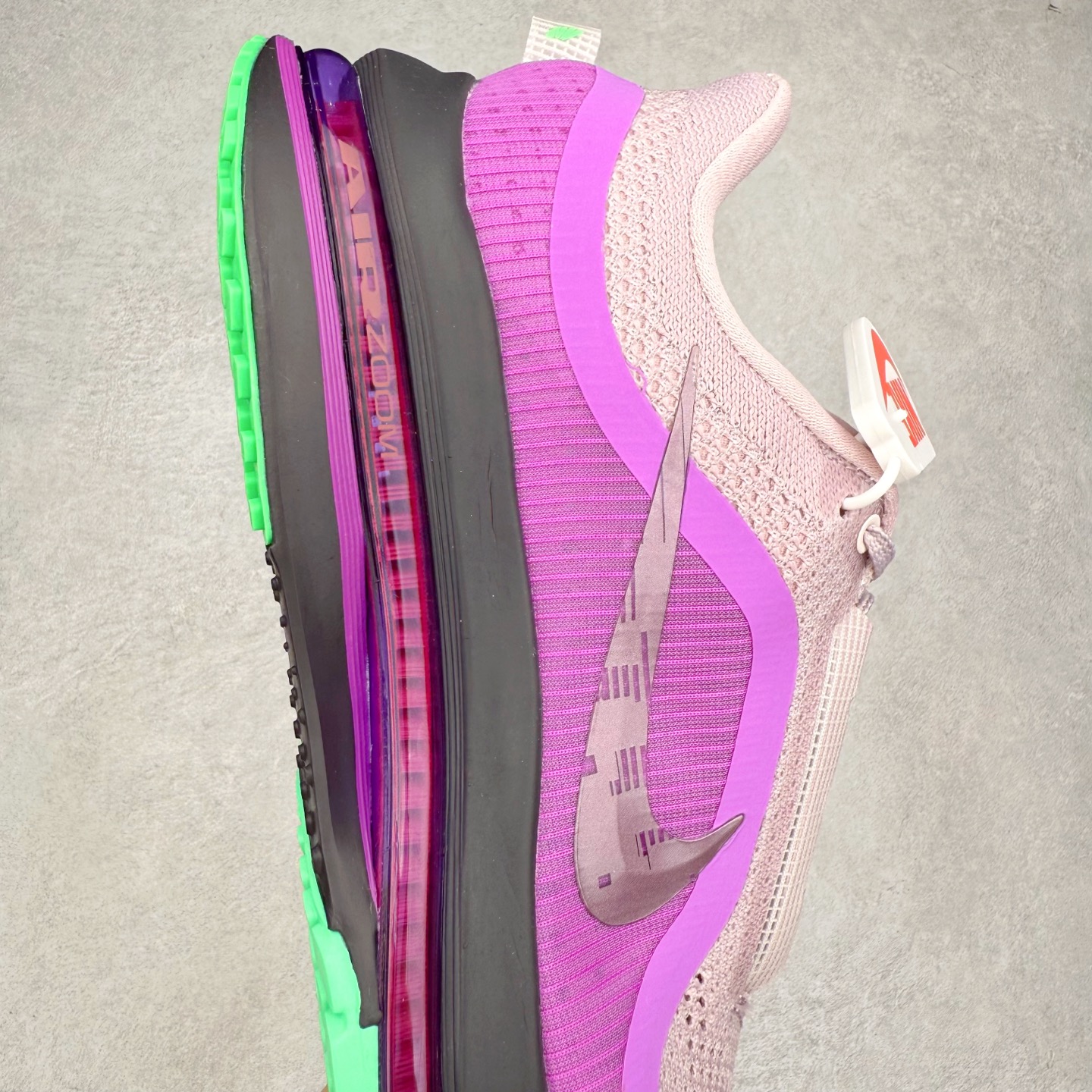 图片[6]-＃纯原 NK Pegasus Premium 飞马全掌气垫跑步运动鞋 II0602-500 气垫的究极进化 NIKE 2025S 新王炸 • 在特有Air科技加持下，耐克带来全新Pegasus Premium。这款跑鞋在传承耐克飞马（Pegasus）系列标志性的缓震功能的同时，将首次搭载耐克的塑型可视化Air Zoom气垫单元。• 塑型Air Zoom气垫单元贴合脚部的自然轮廓，帮助跑者在从后跟到脚趾的过渡中能够有效传递力量，带来一种前所未有的轻盈、顺畅回馈体验。中底采用ZoomX泡绵，后跟则使用ReactX泡绵，为跑者提供稳定流畅的推进感。• 塑型可视化Air Zoom气垫单元和精心配置的泡绵组合，让Pegasus Premium成为耐克飞马系列中颇具能量回馈的鞋款。• 全新Pegasus Premium不仅展示了耐克势头强劲的创新周期，证明了其特有的Air科技的强大实力，更体现了耐克倾听和服务运动员的能力。尺码：36 36.5 37.5 38 38.5 39 40 40.5 41 42 42.5 43 44 44.5 45-选品中心