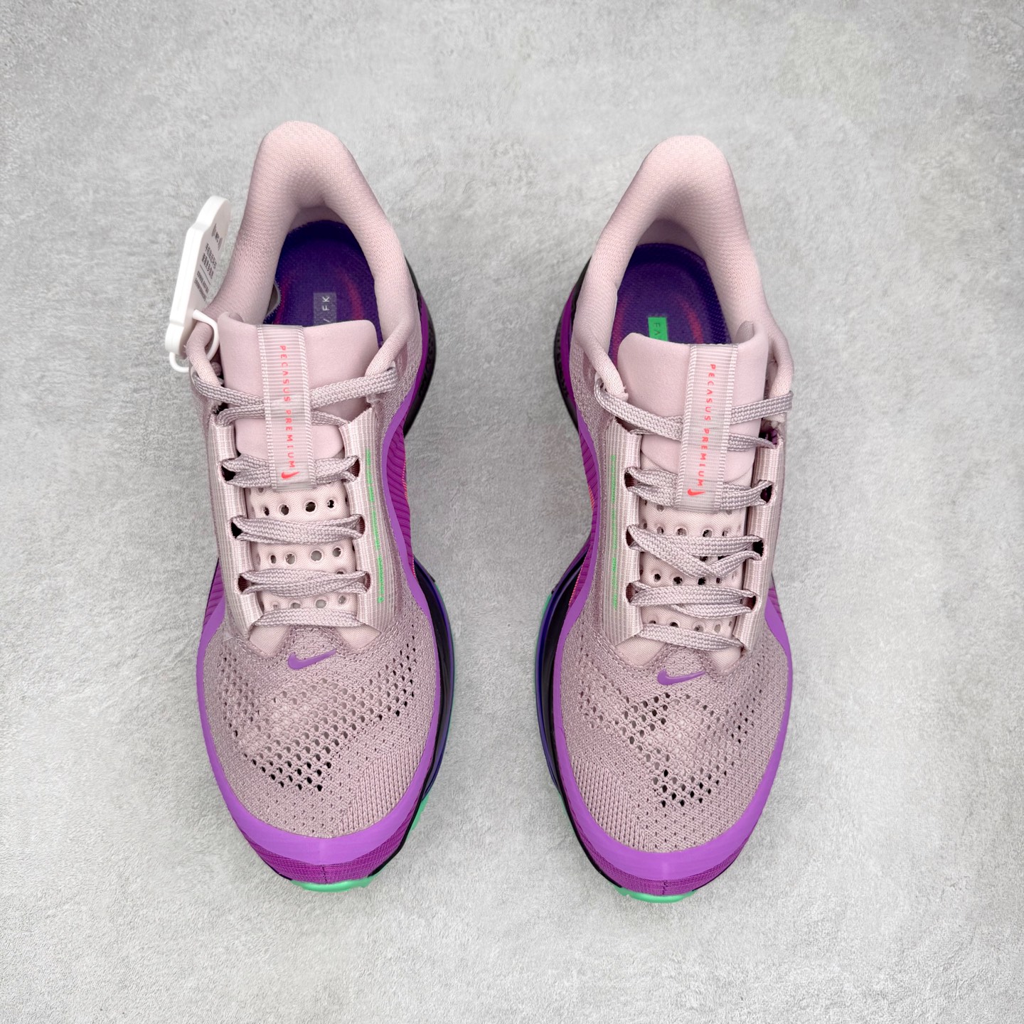 图片[2]-＃纯原 NK Pegasus Premium 飞马全掌气垫跑步运动鞋 II0602-500 气垫的究极进化 NIKE 2025S 新王炸 • 在特有Air科技加持下，耐克带来全新Pegasus Premium。这款跑鞋在传承耐克飞马（Pegasus）系列标志性的缓震功能的同时，将首次搭载耐克的塑型可视化Air Zoom气垫单元。• 塑型Air Zoom气垫单元贴合脚部的自然轮廓，帮助跑者在从后跟到脚趾的过渡中能够有效传递力量，带来一种前所未有的轻盈、顺畅回馈体验。中底采用ZoomX泡绵，后跟则使用ReactX泡绵，为跑者提供稳定流畅的推进感。• 塑型可视化Air Zoom气垫单元和精心配置的泡绵组合，让Pegasus Premium成为耐克飞马系列中颇具能量回馈的鞋款。• 全新Pegasus Premium不仅展示了耐克势头强劲的创新周期，证明了其特有的Air科技的强大实力，更体现了耐克倾听和服务运动员的能力。尺码：36 36.5 37.5 38 38.5 39 40 40.5 41 42 42.5 43 44 44.5 45-选品中心