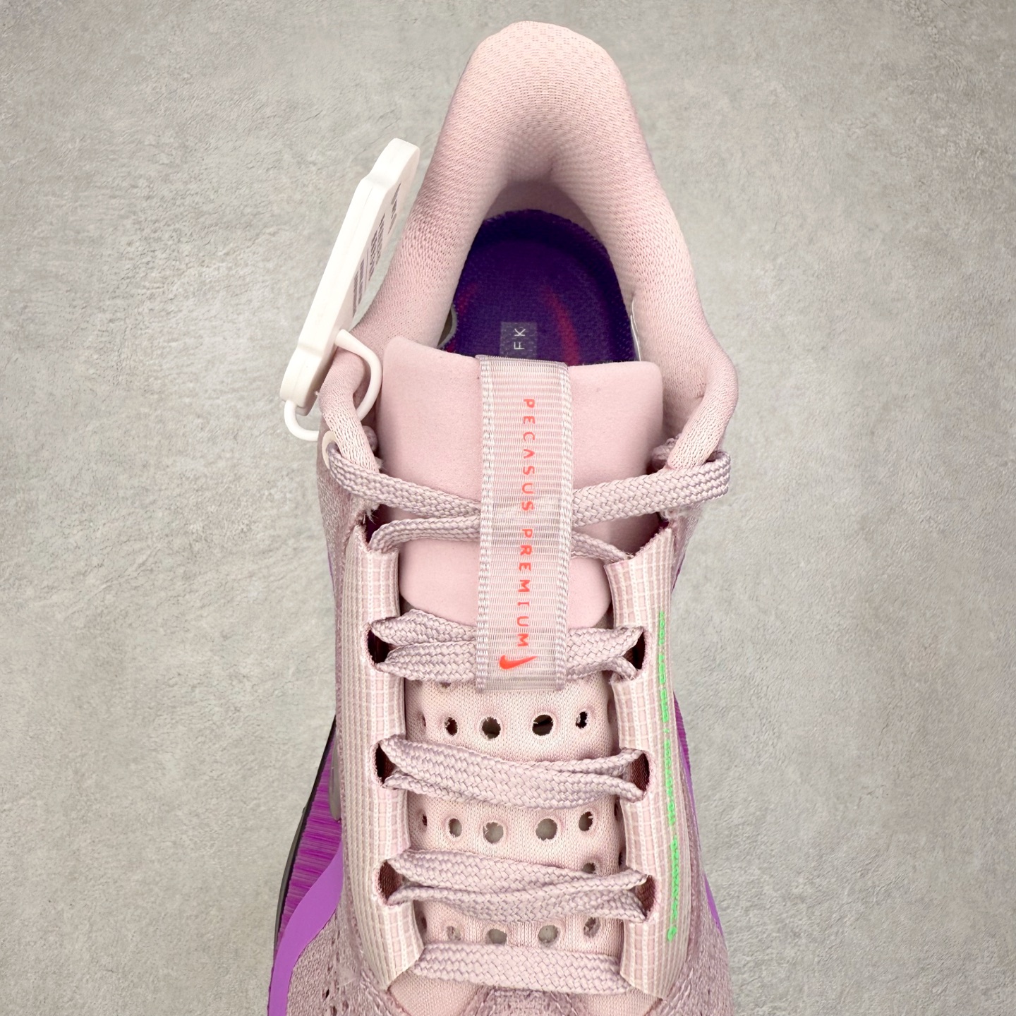 图片[5]-＃纯原 NK Pegasus Premium 飞马全掌气垫跑步运动鞋 II0602-500 气垫的究极进化 NIKE 2025S 新王炸 • 在特有Air科技加持下，耐克带来全新Pegasus Premium。这款跑鞋在传承耐克飞马（Pegasus）系列标志性的缓震功能的同时，将首次搭载耐克的塑型可视化Air Zoom气垫单元。• 塑型Air Zoom气垫单元贴合脚部的自然轮廓，帮助跑者在从后跟到脚趾的过渡中能够有效传递力量，带来一种前所未有的轻盈、顺畅回馈体验。中底采用ZoomX泡绵，后跟则使用ReactX泡绵，为跑者提供稳定流畅的推进感。• 塑型可视化Air Zoom气垫单元和精心配置的泡绵组合，让Pegasus Premium成为耐克飞马系列中颇具能量回馈的鞋款。• 全新Pegasus Premium不仅展示了耐克势头强劲的创新周期，证明了其特有的Air科技的强大实力，更体现了耐克倾听和服务运动员的能力。尺码：36 36.5 37.5 38 38.5 39 40 40.5 41 42 42.5 43 44 44.5 45-选品中心