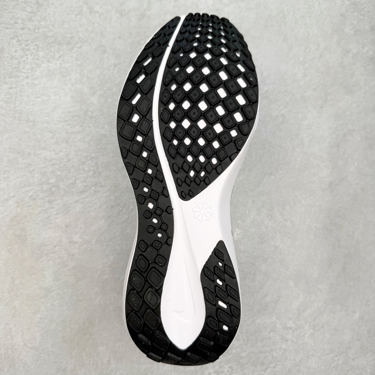 图片[9]-＃特价福利 NK Zoom Pegasus 飞马41代马拉松系列网面透气缓震疾速跑鞋 拥有 Zoom Air 一如既往的稳定感和流畅感 鞋面采用工程网眼设计 为特定高热区域营造出色透气性 进一步增加鞋面的穿孔数量 让足部能够快速散热 中足搭配 Flywire 飞线 在高速运动时营造舒适稳定的贴合感 内置Zoon气垫加持 动力十足 尺码：36 36.5 37.5 38 38.5 39 40 40.5 41 42 42.5 43 44 44.5 45-选品中心