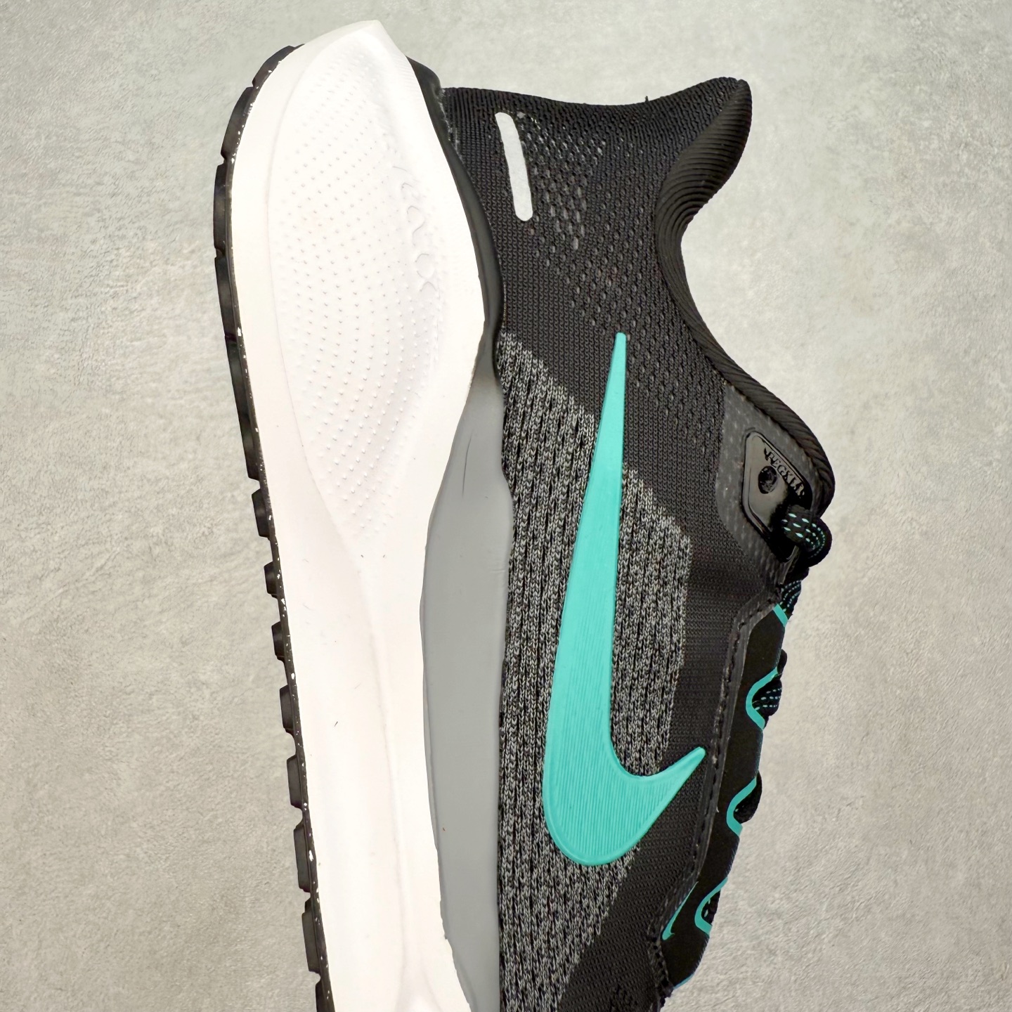 图片[6]-＃特价福利 NK Zoom Pegasus 飞马41代马拉松系列网面透气缓震疾速跑鞋 拥有 Zoom Air 一如既往的稳定感和流畅感 鞋面采用工程网眼设计 为特定高热区域营造出色透气性 进一步增加鞋面的穿孔数量 让足部能够快速散热 中足搭配 Flywire 飞线 在高速运动时营造舒适稳定的贴合感 内置Zoon气垫加持 动力十足 尺码：36 36.5 37.5 38 38.5 39 40 40.5 41 42 42.5 43 44 44.5 45-选品中心