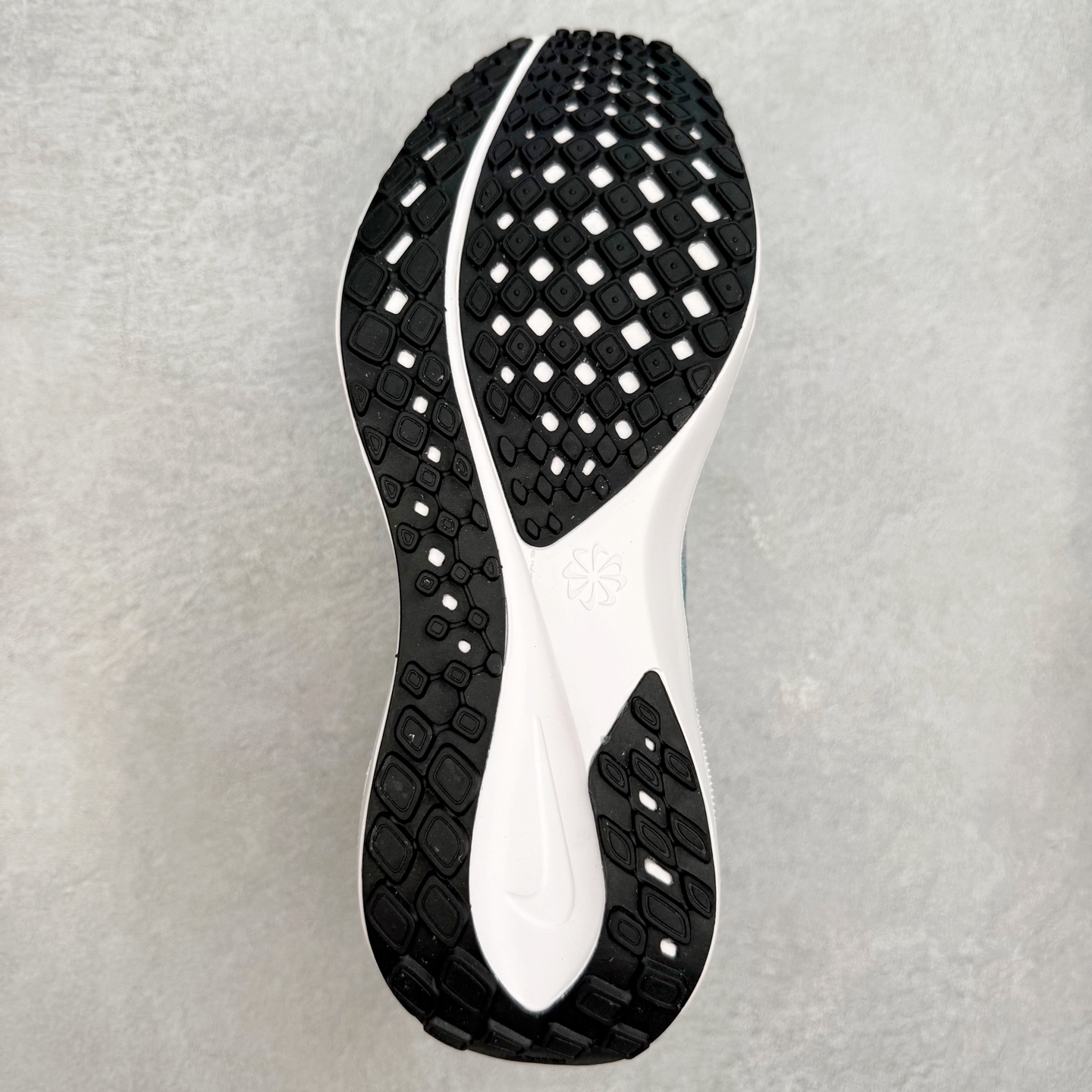 图片[9]-＃特价福利 NK Zoom Pegasus 飞马41代马拉松系列网面透气缓震疾速跑鞋 拥有 Zoom Air 一如既往的稳定感和流畅感 鞋面采用工程网眼设计 为特定高热区域营造出色透气性 进一步增加鞋面的穿孔数量 让足部能够快速散热 中足搭配 Flywire 飞线 在高速运动时营造舒适稳定的贴合感 内置Zoon气垫加持 动力十足 尺码：36 36.5 37.5 38 38.5 39 40 40.5 41 42 42.5 43 44 44.5 45-选品中心