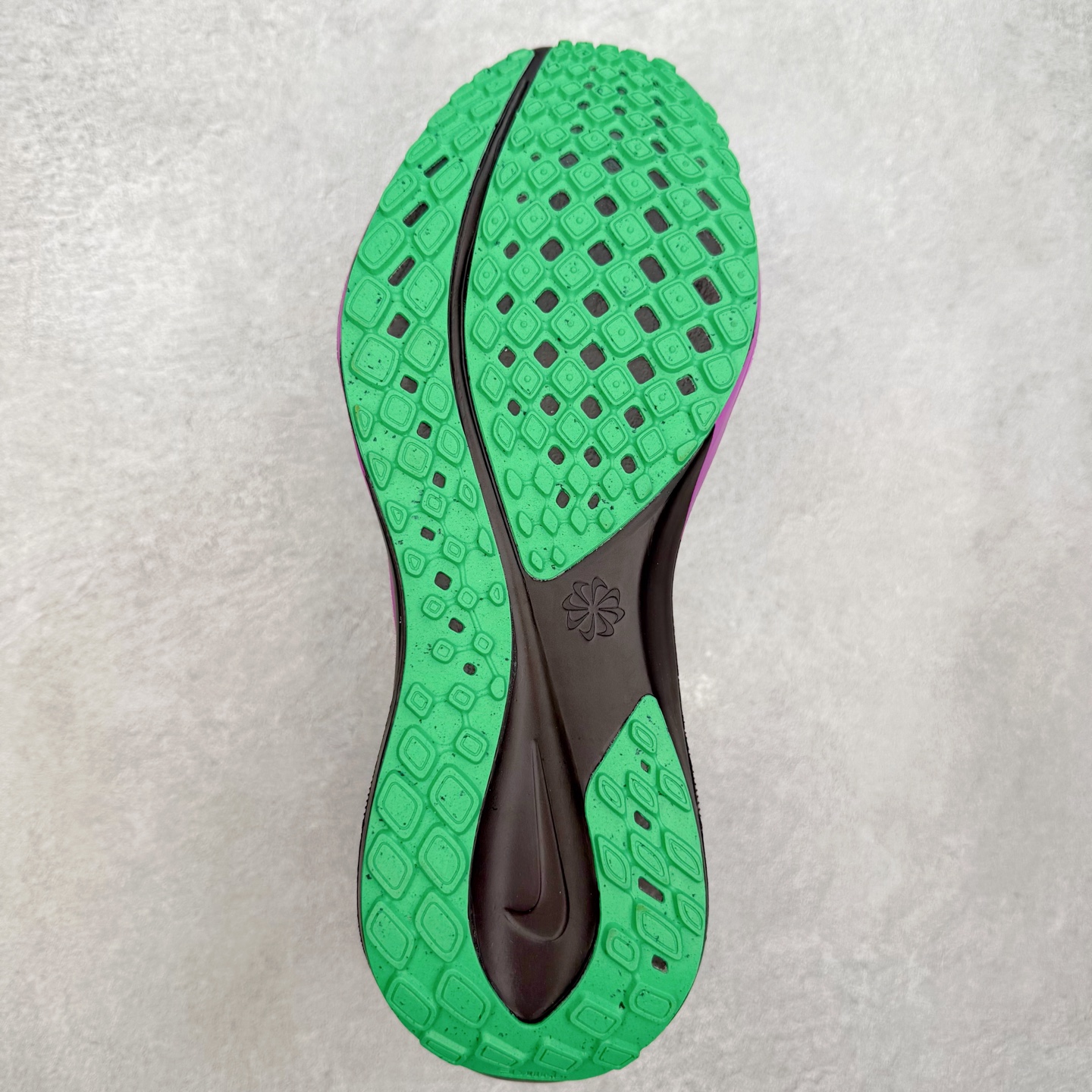 图片[9]-＃特价福利 NK Zoom Pegasus 飞马41代马拉松系列网面透气缓震疾速跑鞋 拥有 Zoom Air 一如既往的稳定感和流畅感 鞋面采用工程网眼设计 为特定高热区域营造出色透气性 进一步增加鞋面的穿孔数量 让足部能够快速散热 中足搭配 Flywire 飞线 在高速运动时营造舒适稳定的贴合感 内置Zoon气垫加持 动力十足 尺码：36 36.5 37.5 38 38.5 39 40 40.5 41 42 42.5 43 44 44.5 45-选品中心