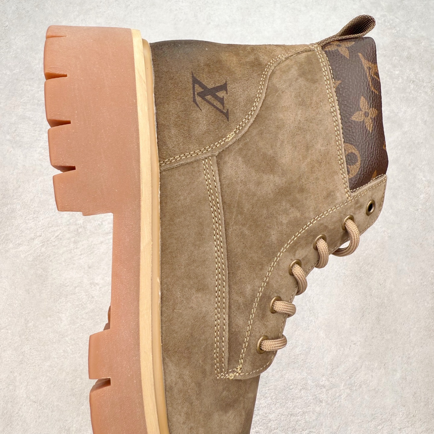 图片[6]-Louis Vuitton 路易威登 LV秋冬新款轻底休闲大黄靴 #代购专供品质 高弹Modern 外置防滑橡塑发泡超轻大底 系带设计 穿脱十分方便 采用TPU模压定型真皮鞋面材质#EVA轻翼科技外底具有防滑,耐磨和良好的弹性 Pharrell Williams充分发挥了作为Louis Vuitton创意总监的角色 这款鞋重新定义了 6英寸大黄靴的经典设计 致敬1996年Grandmaster Flash经典黄靴造型 原厂五金鞋带扣 工艺全新升级 中山大厂代工 原单进口皮料 独立私模大底，正确logo， 原装一致头层磨砂皮 搭配经典老花领口 全新原厂包装鞋盒 市场独家供应 尺码：39-43（皮鞋码）-选品中心