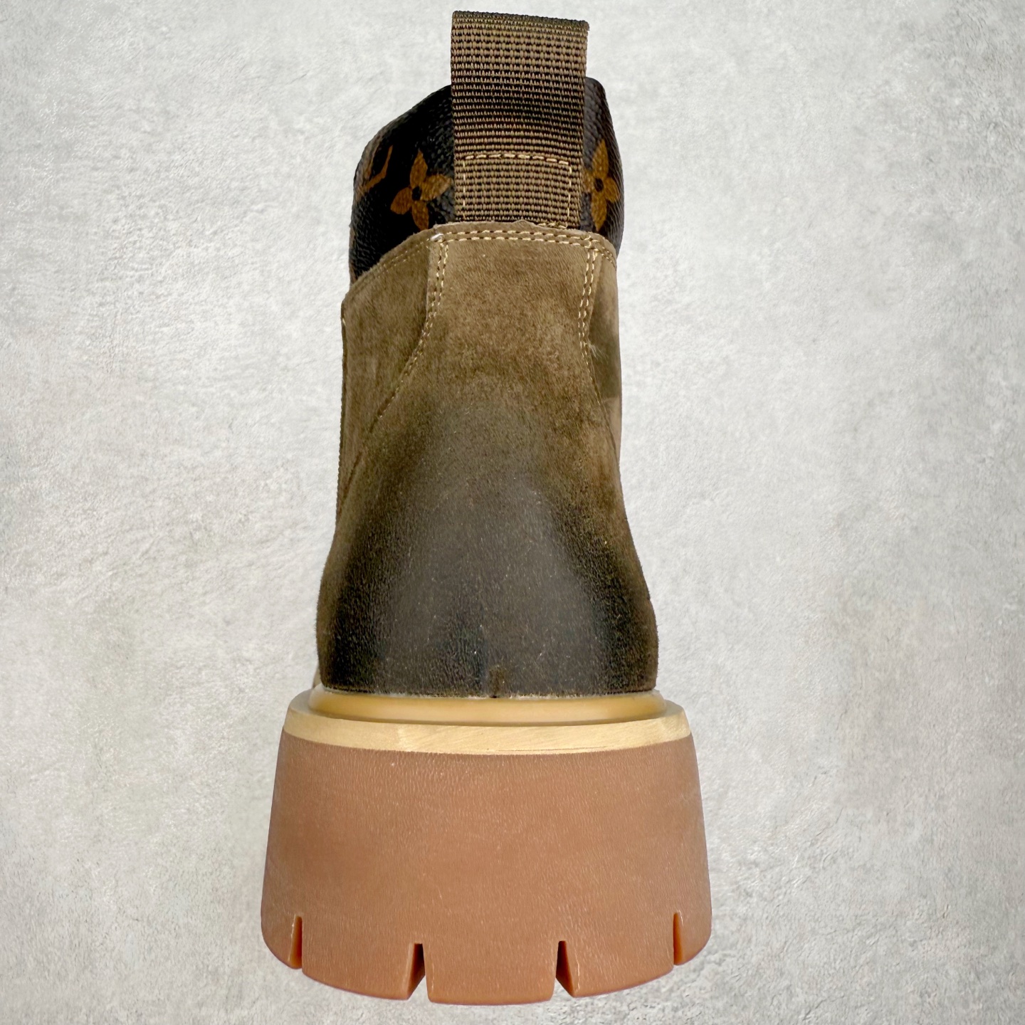 图片[8]-Louis Vuitton 路易威登 LV秋冬新款轻底休闲大黄靴 #代购专供品质 高弹Modern 外置防滑橡塑发泡超轻大底 系带设计 穿脱十分方便 采用TPU模压定型真皮鞋面材质#EVA轻翼科技外底具有防滑,耐磨和良好的弹性 Pharrell Williams充分发挥了作为Louis Vuitton创意总监的角色 这款鞋重新定义了 6英寸大黄靴的经典设计 致敬1996年Grandmaster Flash经典黄靴造型 原厂五金鞋带扣 工艺全新升级 中山大厂代工 原单进口皮料 独立私模大底，正确logo， 原装一致头层磨砂皮 搭配经典老花领口 全新原厂包装鞋盒 市场独家供应 尺码：39-43（皮鞋码）-选品中心