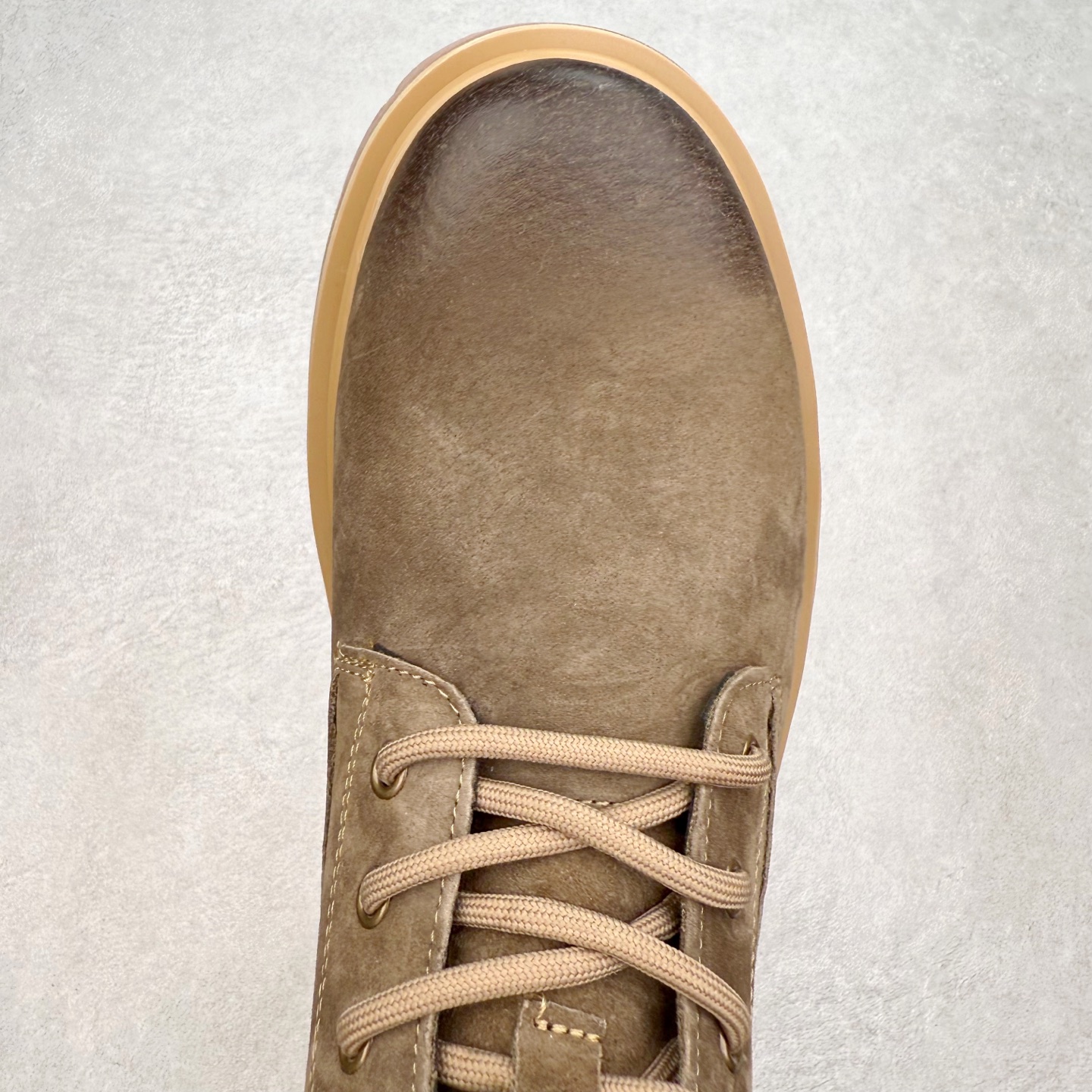 图片[4]-Louis Vuitton 路易威登 LV秋冬新款轻底休闲大黄靴 #代购专供品质 高弹Modern 外置防滑橡塑发泡超轻大底 系带设计 穿脱十分方便 采用TPU模压定型真皮鞋面材质#EVA轻翼科技外底具有防滑,耐磨和良好的弹性 Pharrell Williams充分发挥了作为Louis Vuitton创意总监的角色 这款鞋重新定义了 6英寸大黄靴的经典设计 致敬1996年Grandmaster Flash经典黄靴造型 原厂五金鞋带扣 工艺全新升级 中山大厂代工 原单进口皮料 独立私模大底，正确logo， 原装一致头层磨砂皮 搭配经典老花领口 全新原厂包装鞋盒 市场独家供应 尺码：39-43（皮鞋码）-选品中心