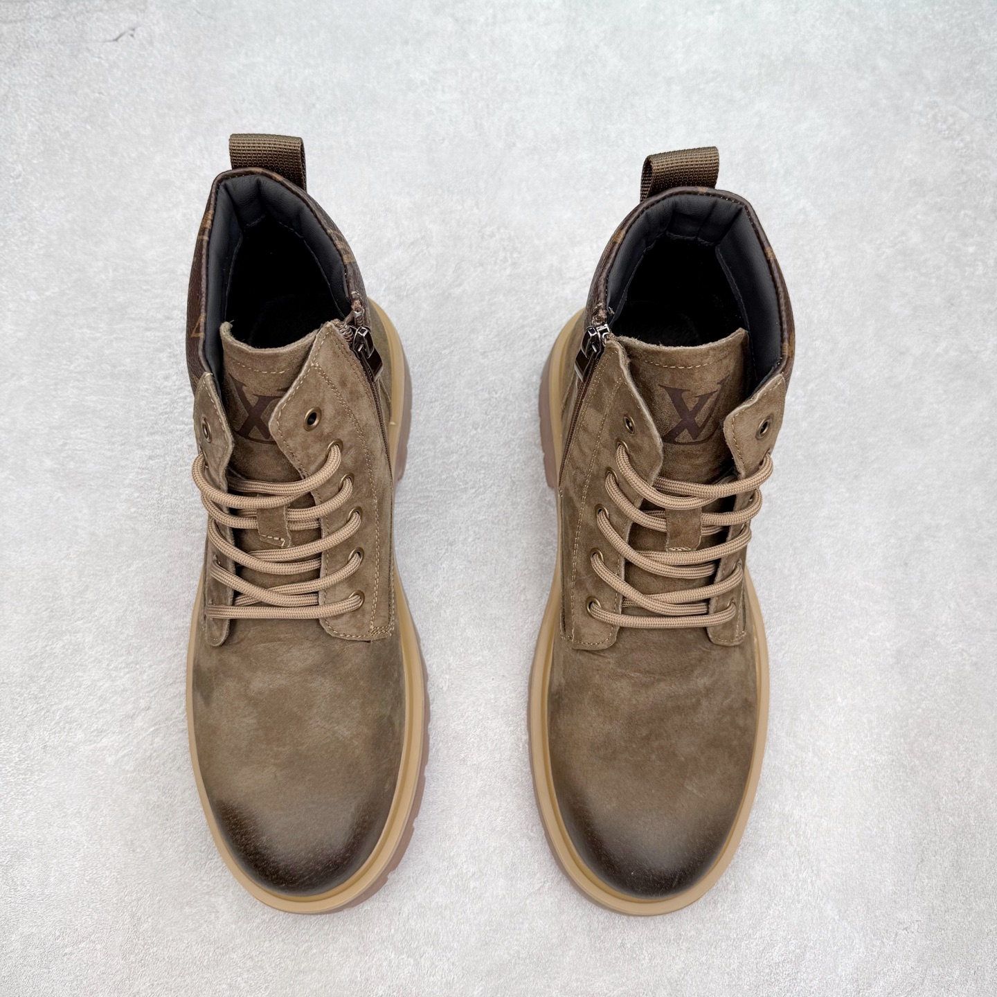 图片[2]-Louis Vuitton 路易威登 LV秋冬新款轻底休闲大黄靴 #代购专供品质 高弹Modern 外置防滑橡塑发泡超轻大底 系带设计 穿脱十分方便 采用TPU模压定型真皮鞋面材质#EVA轻翼科技外底具有防滑,耐磨和良好的弹性 Pharrell Williams充分发挥了作为Louis Vuitton创意总监的角色 这款鞋重新定义了 6英寸大黄靴的经典设计 致敬1996年Grandmaster Flash经典黄靴造型 原厂五金鞋带扣 工艺全新升级 中山大厂代工 原单进口皮料 独立私模大底，正确logo， 原装一致头层磨砂皮 搭配经典老花领口 全新原厂包装鞋盒 市场独家供应 尺码：39-43（皮鞋码）-选品中心