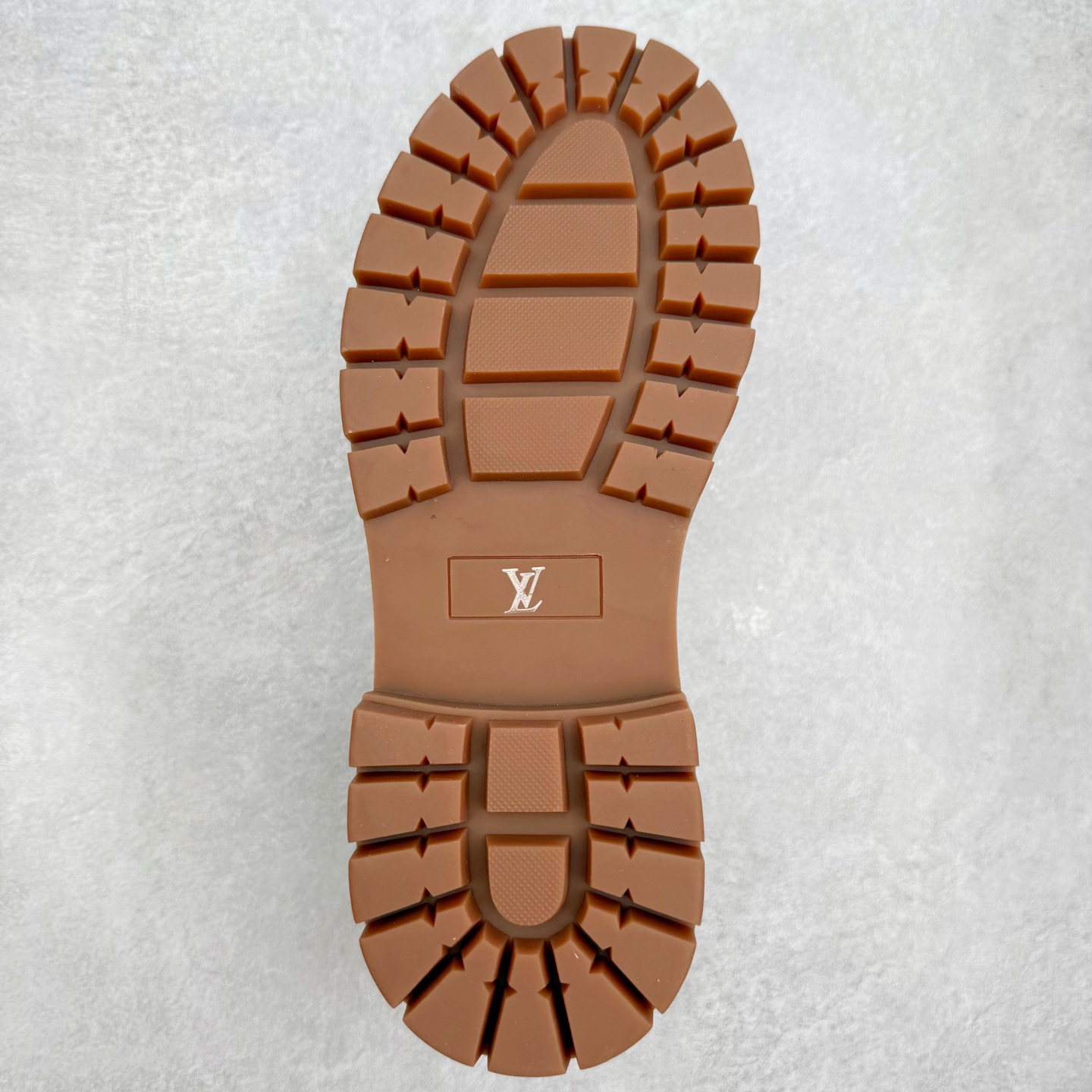 图片[9]-Louis Vuitton 路易威登 LV秋冬新款轻底休闲大黄靴 #代购专供品质 高弹Modern 外置防滑橡塑发泡超轻大底 系带设计 穿脱十分方便 采用TPU模压定型真皮鞋面材质#EVA轻翼科技外底具有防滑,耐磨和良好的弹性 Pharrell Williams充分发挥了作为Louis Vuitton创意总监的角色 这款鞋重新定义了 6英寸大黄靴的经典设计 致敬1996年Grandmaster Flash经典黄靴造型 原厂五金鞋带扣 工艺全新升级 中山大厂代工 原单进口皮料 独立私模大底，正确logo， 原装一致头层磨砂皮 搭配经典老花领口 全新原厂包装鞋盒 市场独家供应 尺码：39-43（皮鞋码）-选品中心