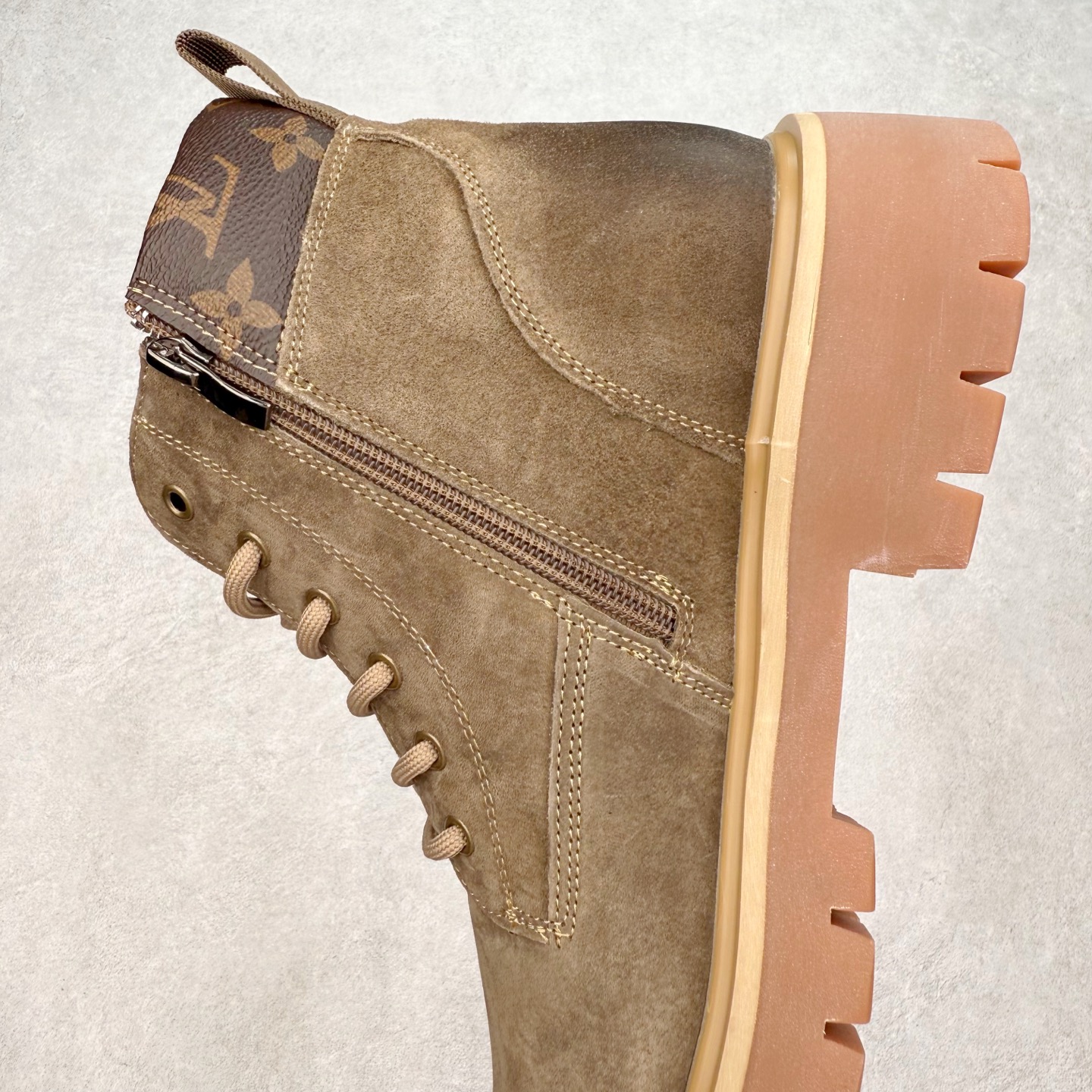 图片[7]-Louis Vuitton 路易威登 LV秋冬新款轻底休闲大黄靴 #代购专供品质 高弹Modern 外置防滑橡塑发泡超轻大底 系带设计 穿脱十分方便 采用TPU模压定型真皮鞋面材质#EVA轻翼科技外底具有防滑,耐磨和良好的弹性 Pharrell Williams充分发挥了作为Louis Vuitton创意总监的角色 这款鞋重新定义了 6英寸大黄靴的经典设计 致敬1996年Grandmaster Flash经典黄靴造型 原厂五金鞋带扣 工艺全新升级 中山大厂代工 原单进口皮料 独立私模大底，正确logo， 原装一致头层磨砂皮 搭配经典老花领口 全新原厂包装鞋盒 市场独家供应 尺码：39-43（皮鞋码）-选品中心