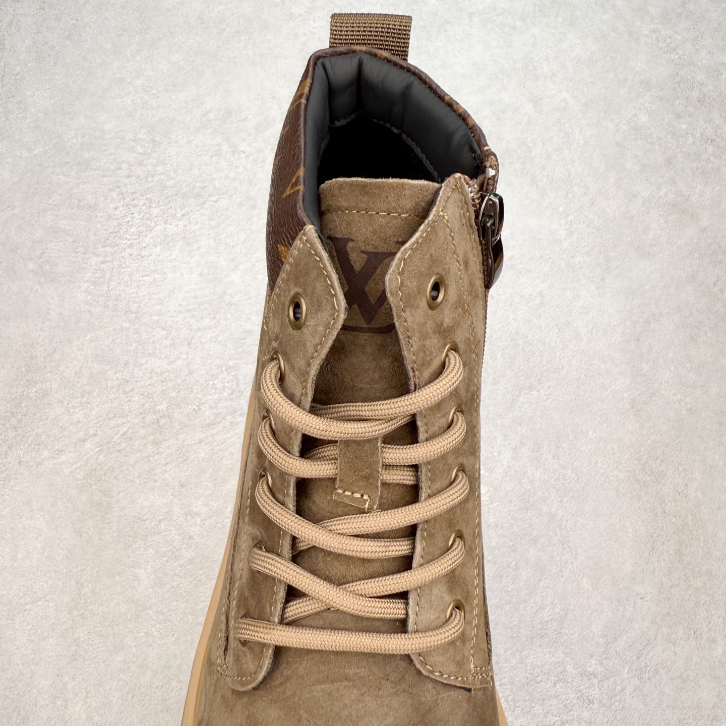 图片[5]-Louis Vuitton 路易威登 LV秋冬新款轻底休闲大黄靴 #代购专供品质 高弹Modern 外置防滑橡塑发泡超轻大底 系带设计 穿脱十分方便 采用TPU模压定型真皮鞋面材质#EVA轻翼科技外底具有防滑,耐磨和良好的弹性 Pharrell Williams充分发挥了作为Louis Vuitton创意总监的角色 这款鞋重新定义了 6英寸大黄靴的经典设计 致敬1996年Grandmaster Flash经典黄靴造型 原厂五金鞋带扣 工艺全新升级 中山大厂代工 原单进口皮料 独立私模大底，正确logo， 原装一致头层磨砂皮 搭配经典老花领口 全新原厂包装鞋盒 市场独家供应 尺码：39-43（皮鞋码）-选品中心